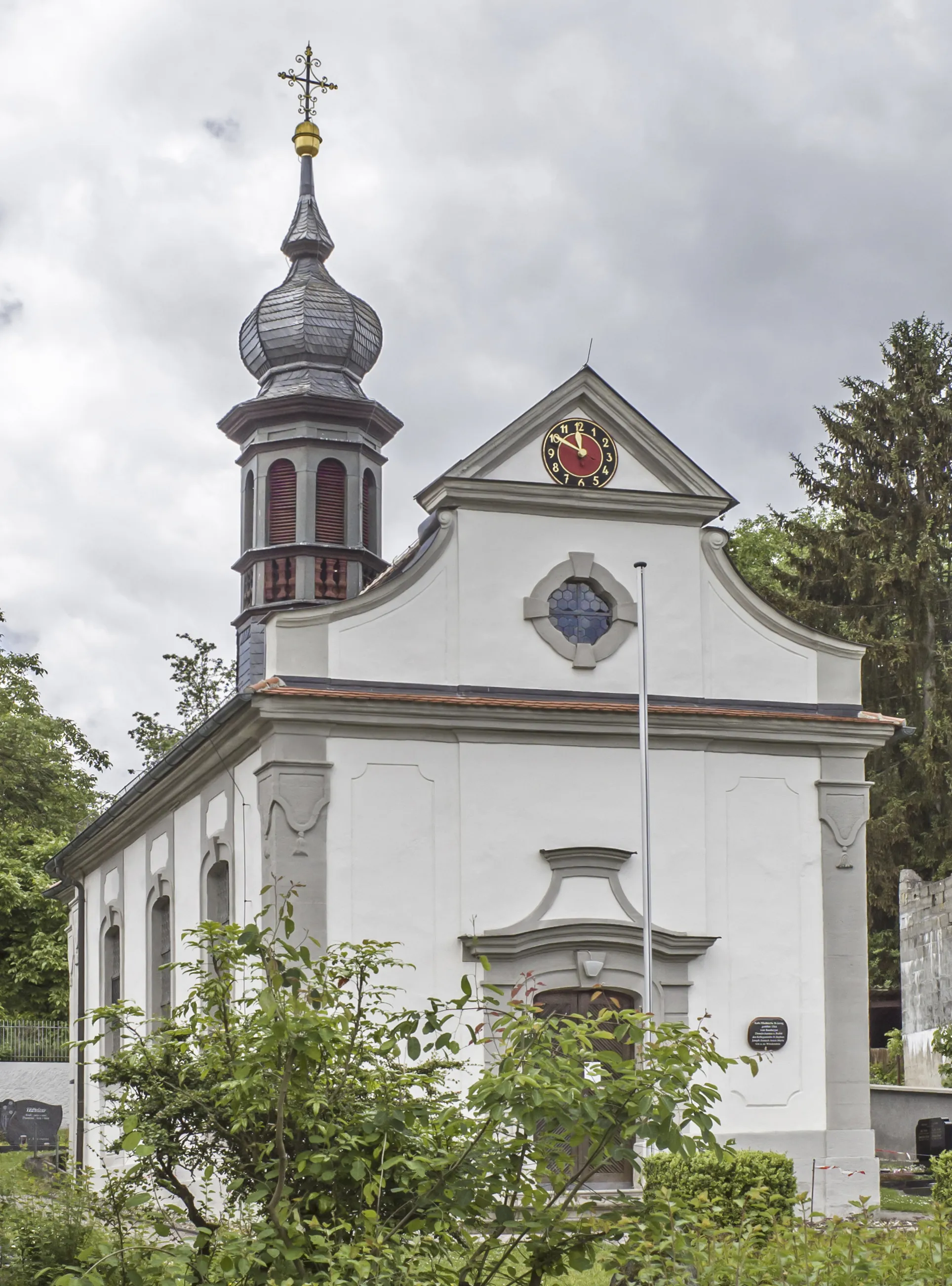 Photo showing: Katholische Filialkirche St Georg, Saalkirche mit eingezogenem Chor, Walmdach, Dachreiter und Giebelfassade, Werksteingliederungen in Sandstein, 1765, restauriert 1840
