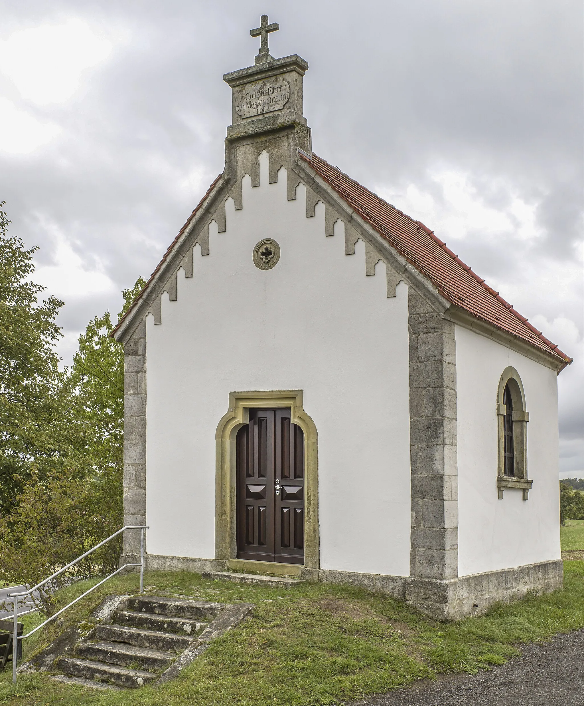 Photo showing: Wegkapelle, Saalbau mit Walmdach und Giebelfassade, Werksteingliederungen in Sandstein, neugotisch, Ende 19. Jahrhundert