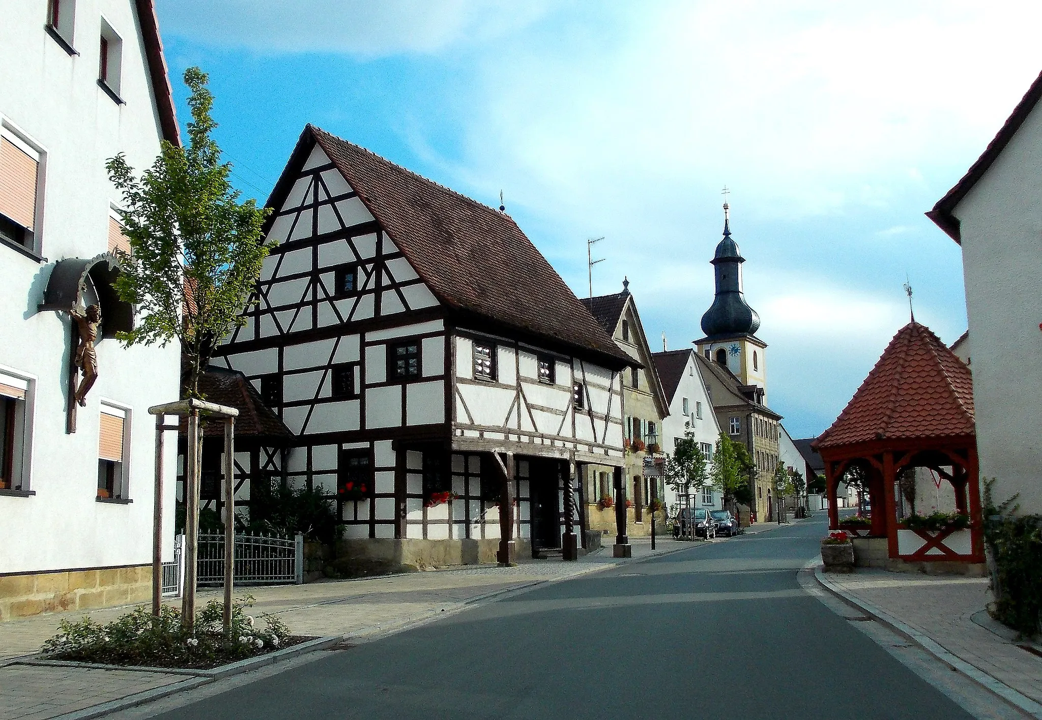 Photo showing: Alte Schmiede und rechts der Wegbrunnen in Pinzberg