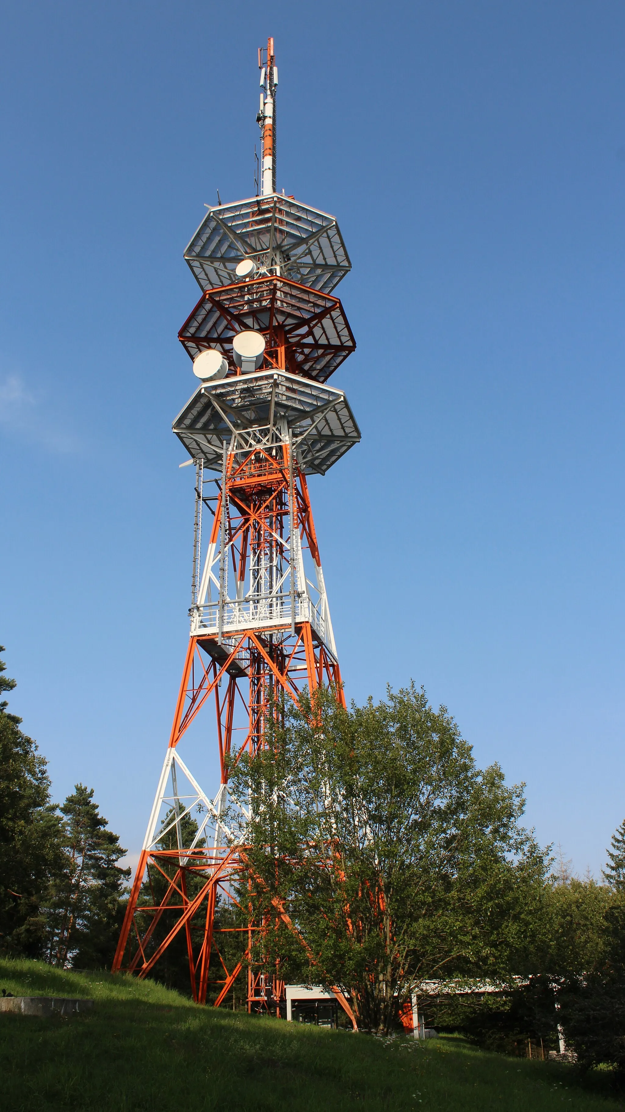 Photo showing: Fernmeldeturm Thurnau Camera location 49° 58′ 26.97″ N, 11° 24′ 39.69″ E View this and other nearby images on: OpenStreetMap 49.974158;   11.411024