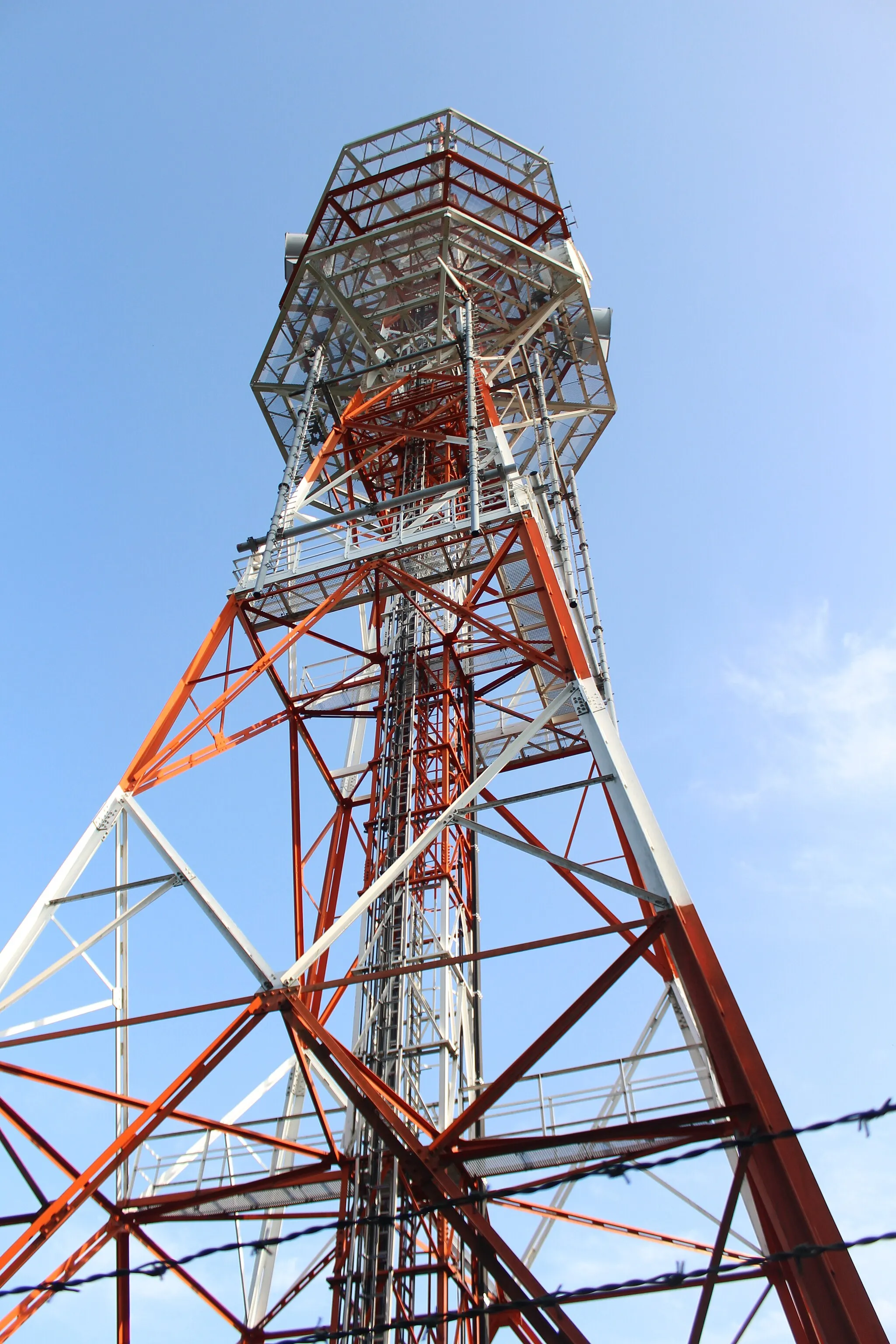 Photo showing: Fernmeldeturm Thurnau aus der Froschperspektive Camera location 49° 58′ 27.92″ N, 11° 24′ 41.64″ E View this and other nearby images on: OpenStreetMap 49.974422;   11.411566