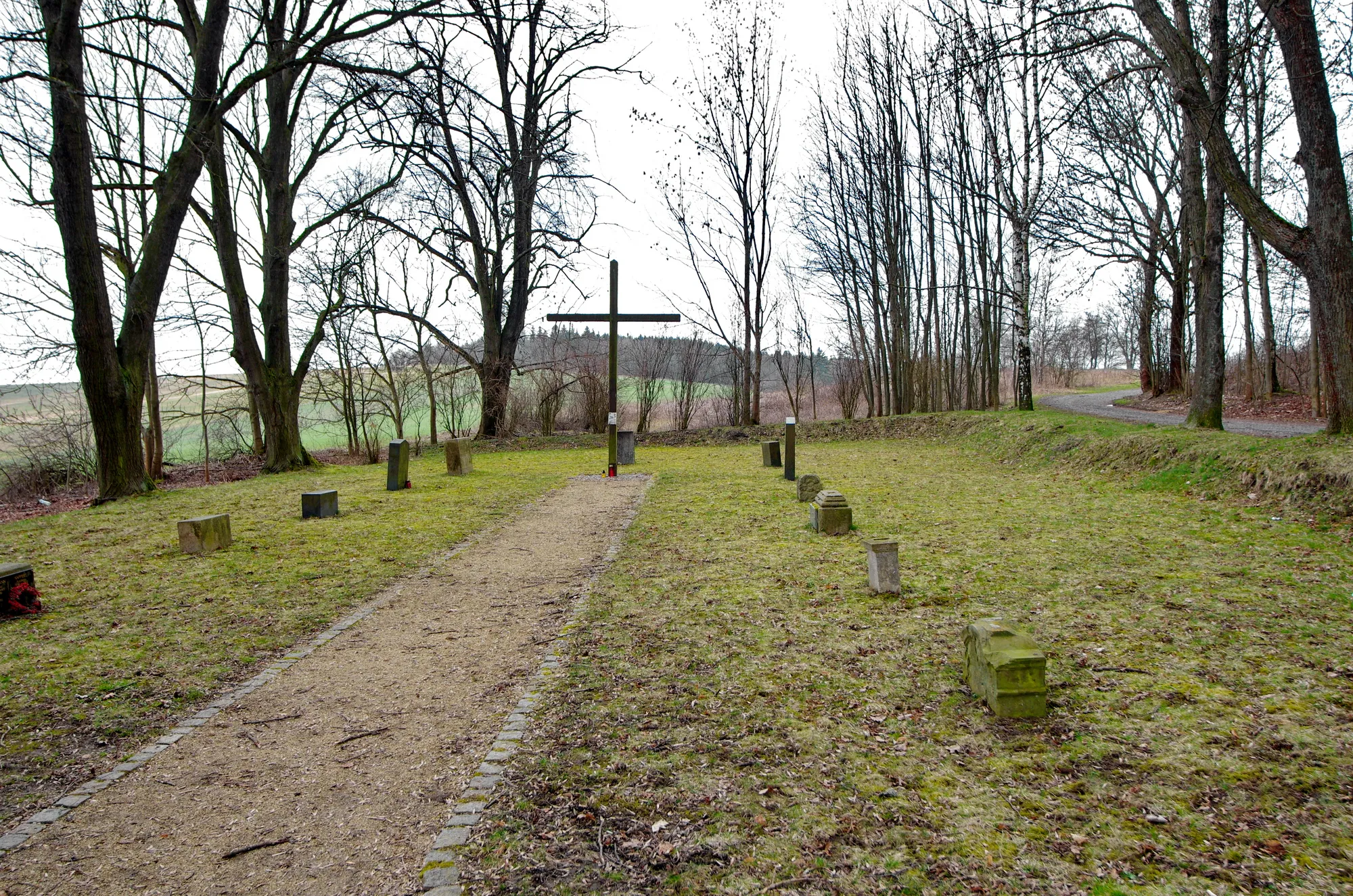 Photo showing: Horní Pelhřimov, přenesené náhrobky z hřbitova bývalého kostela Svaté Anny, okres Cheb