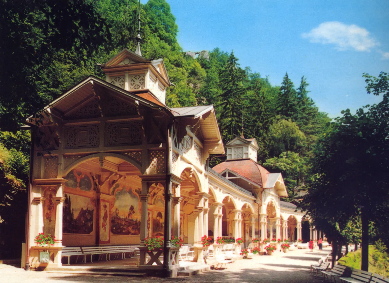 Photo showing: Bad Berneck in Fichtelgebirge: new colonnade in spa gardens