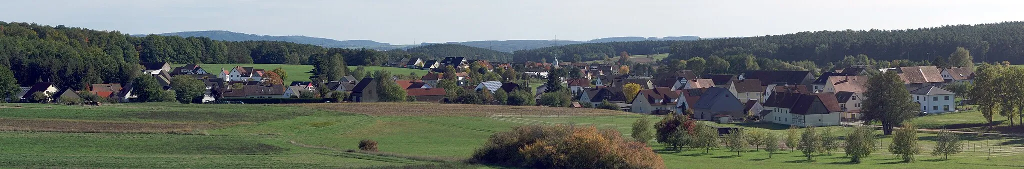 Photo showing: A panorama of Wimmelbach, a village of the town of Hausen near Forchheim in northern Bavaria. Obwerimmelbach can be seen in the front, while Unterwimmelbach is further back.