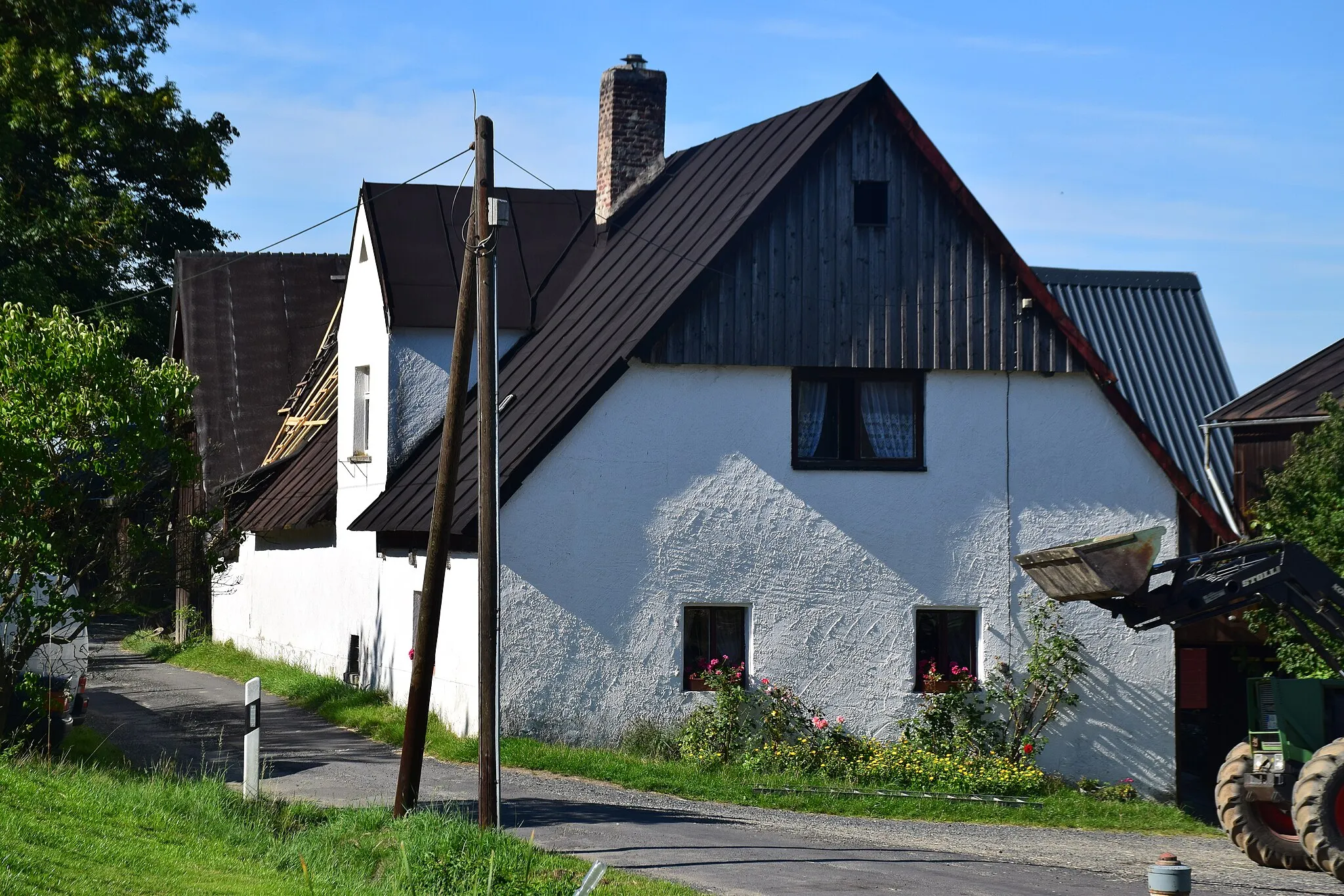 Photo showing: eingeschossiger Satteldachbau, massiv und verputzt; Stadel, verschalter Ständerbau mit gestuftem Giebel