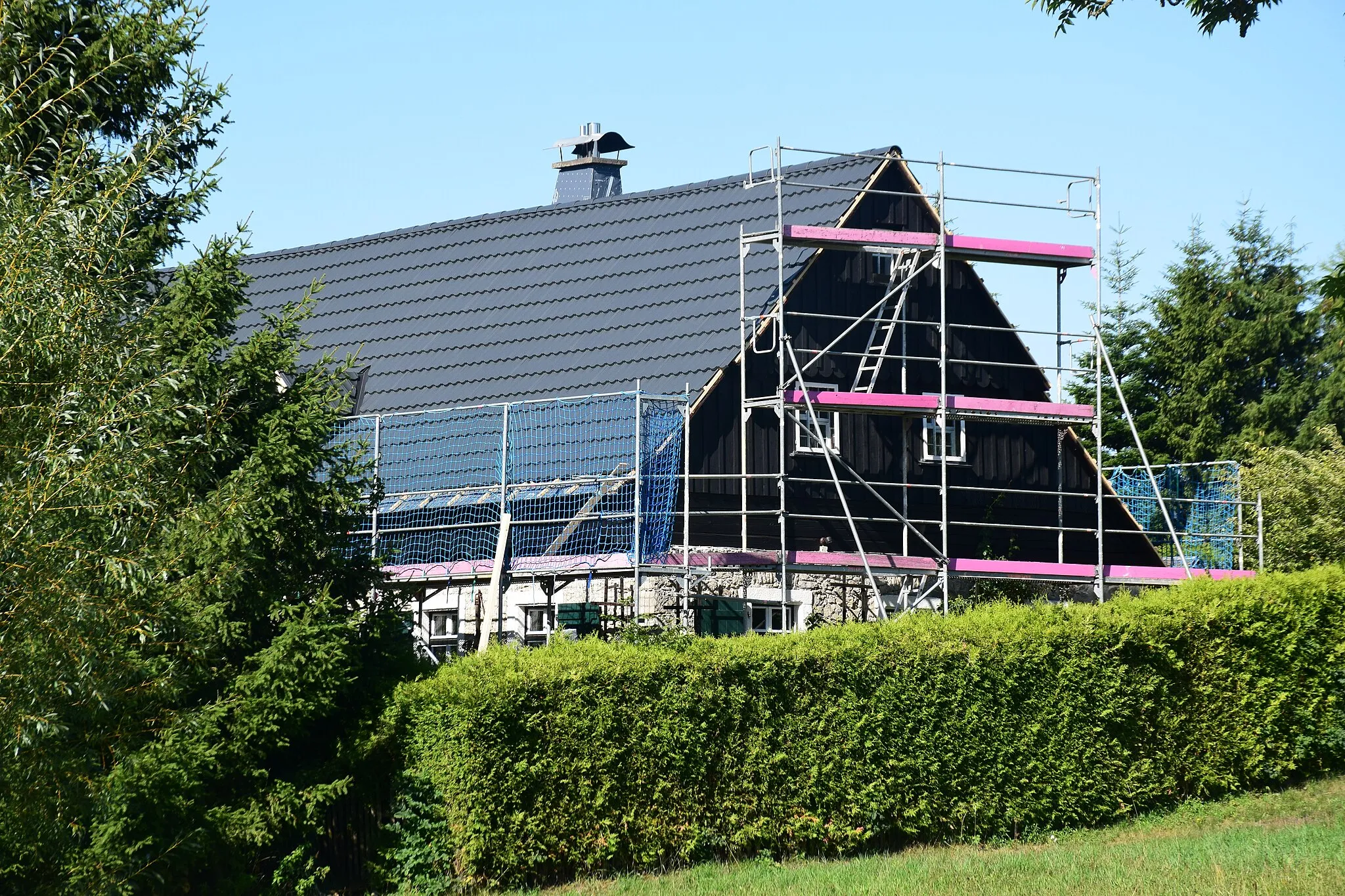 Photo showing: Erdgeschoss massiv, gestufter Fachwerkgiebel verschalt, Satteldach mit Dachüberstand