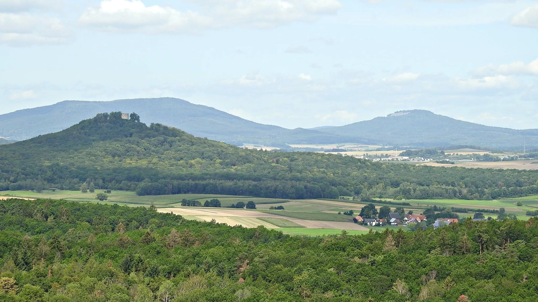 Photo showing: Blick von der Henneberger Warte zum Straufhain, dahinter die Gleichberge