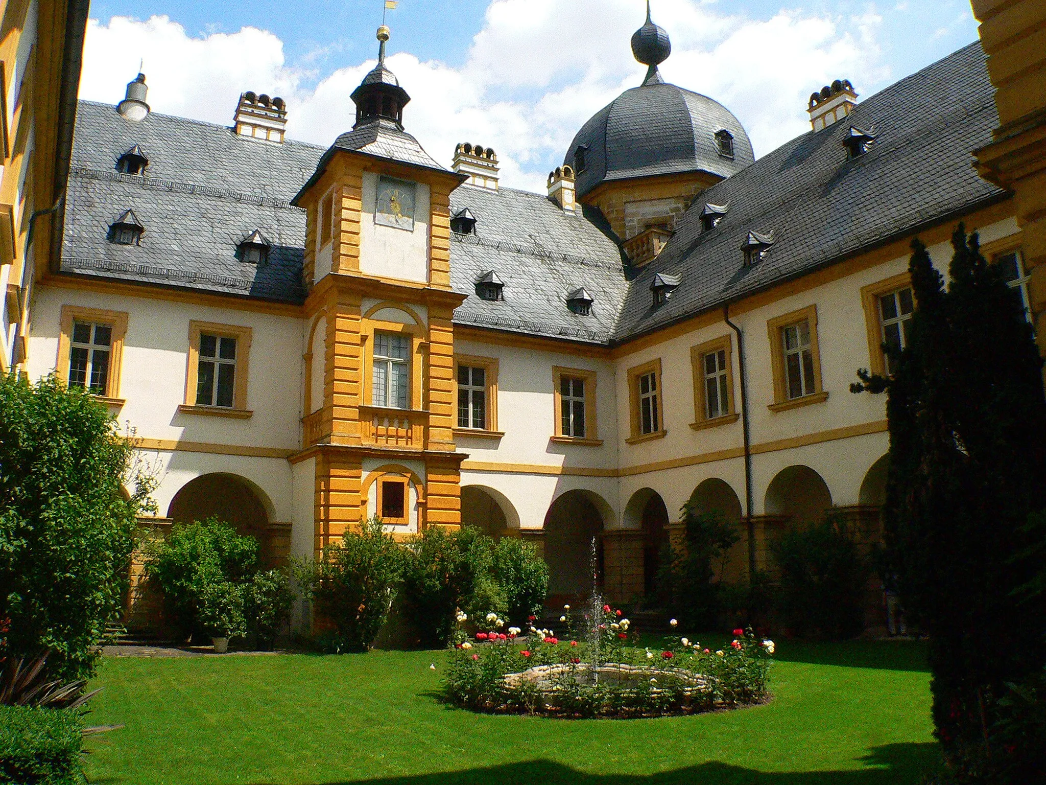 Photo showing: Innenhof Schloss Seehof, Bayern, Deutschland