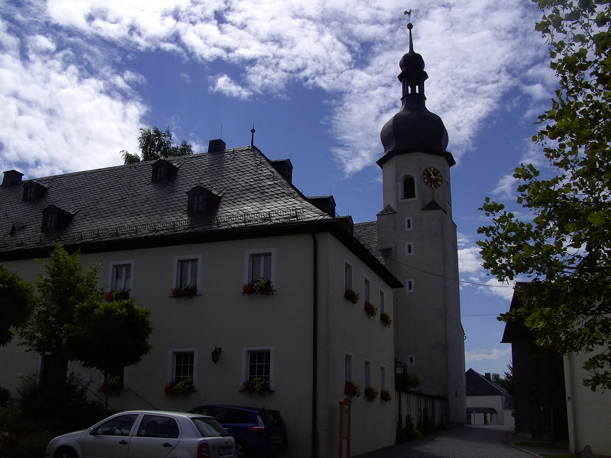 Photo showing: Evangelische Kirche St. Martin in Töpen, im Vordergrund das Pfarrhaus