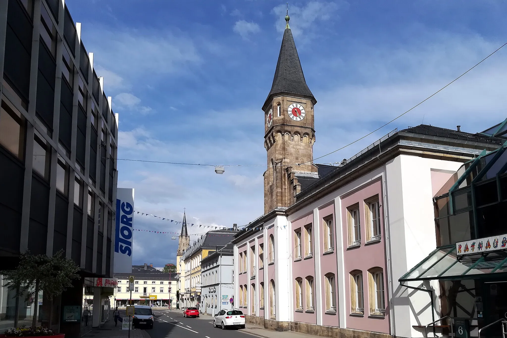Photo showing: Zweigeschossiger Walmdachbau mit Putzgliederungen, über dem Mittelrisalit gotisierender Turm in Werkstein, 1861–62, später erweitert, mit Ausstattung.