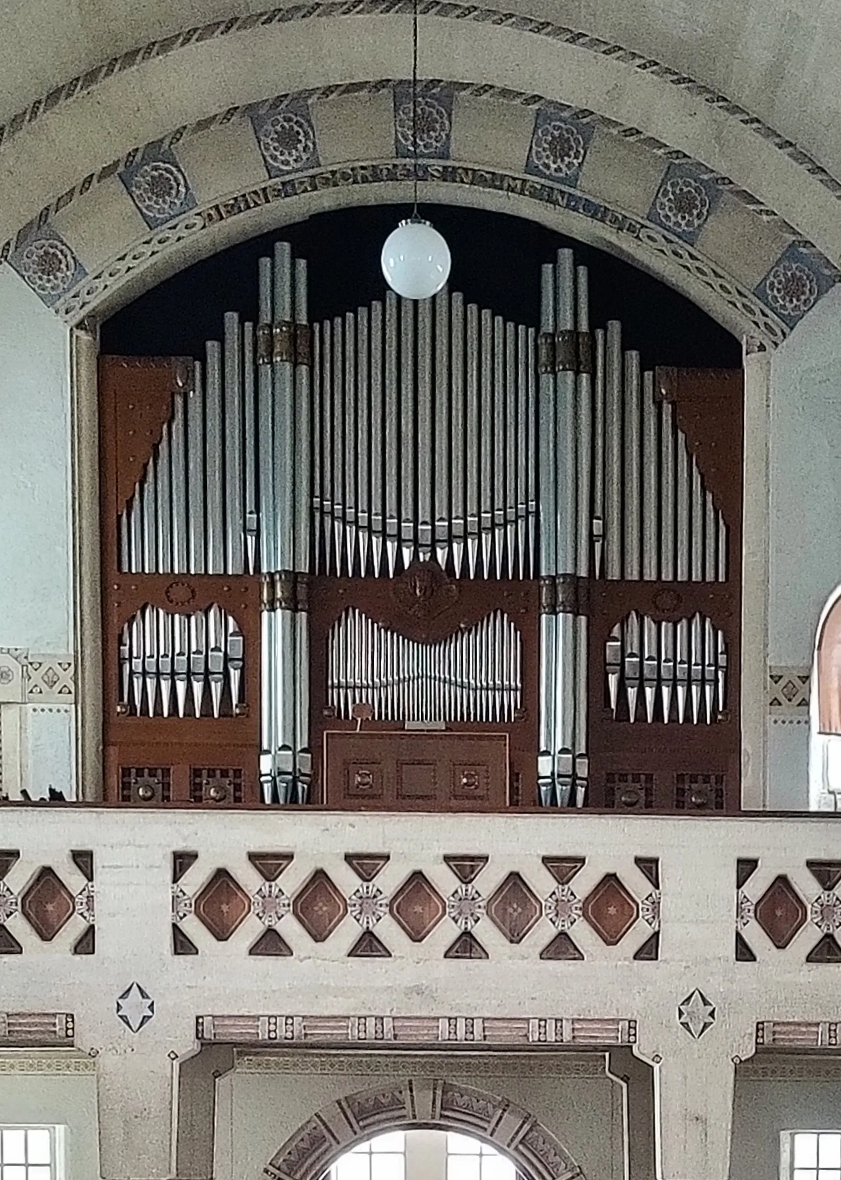 Photo showing: Hey-Orgel (III/P/37, 1980, op. 121 - unter Verwendung der Register des Schwellwerks der Strebel-Vorgängerorgel (II/P/23, 1910) und des Gehäuses; überholt 2002) der evangelisch-lutherischen Lutherkirche Bad Steben, Oberfranken, Bayern, Deutschland