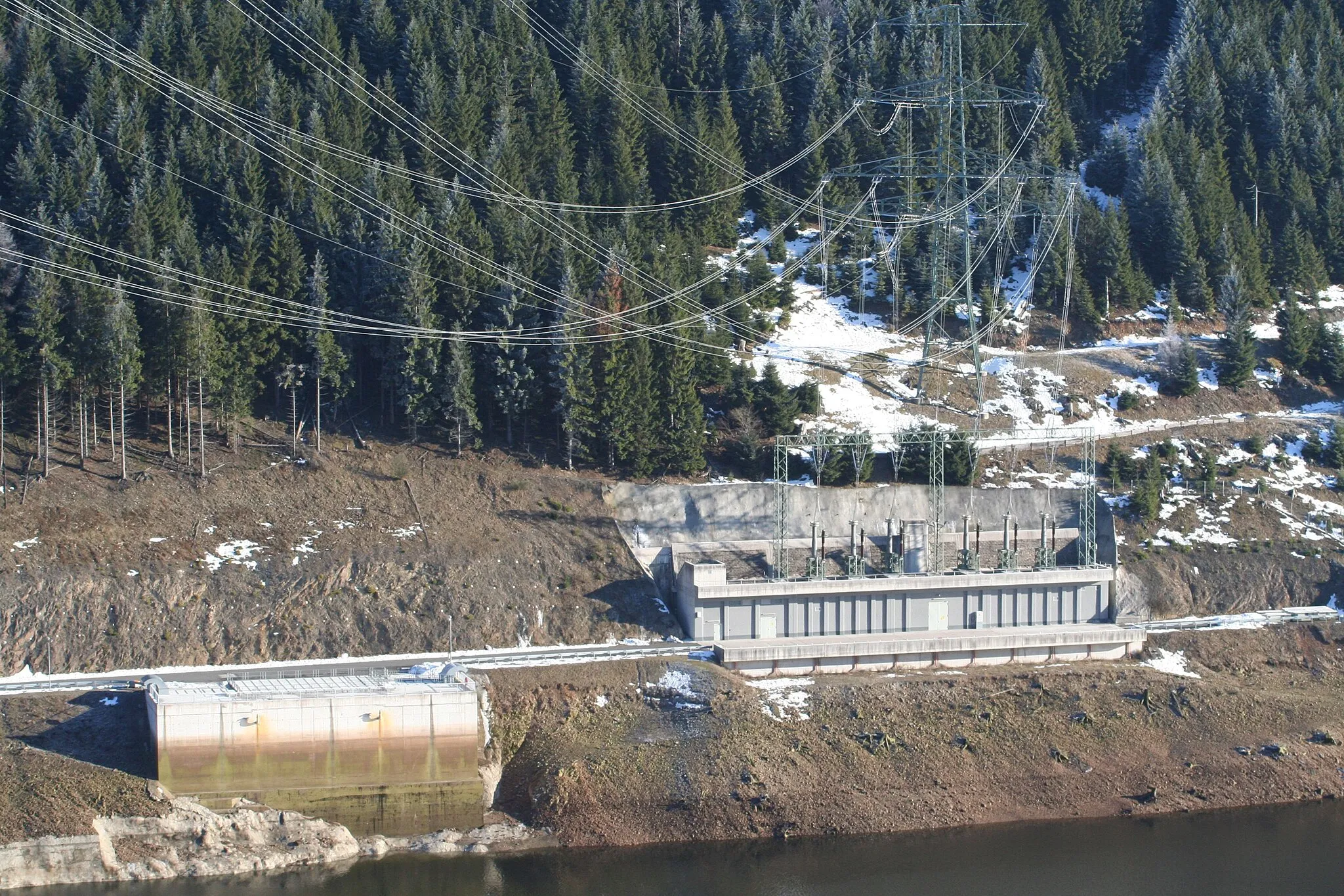 Photo showing: Unterbecken des PSW in Goldisthal, Landkreis Sonneberg; 380-kV-Anbindung