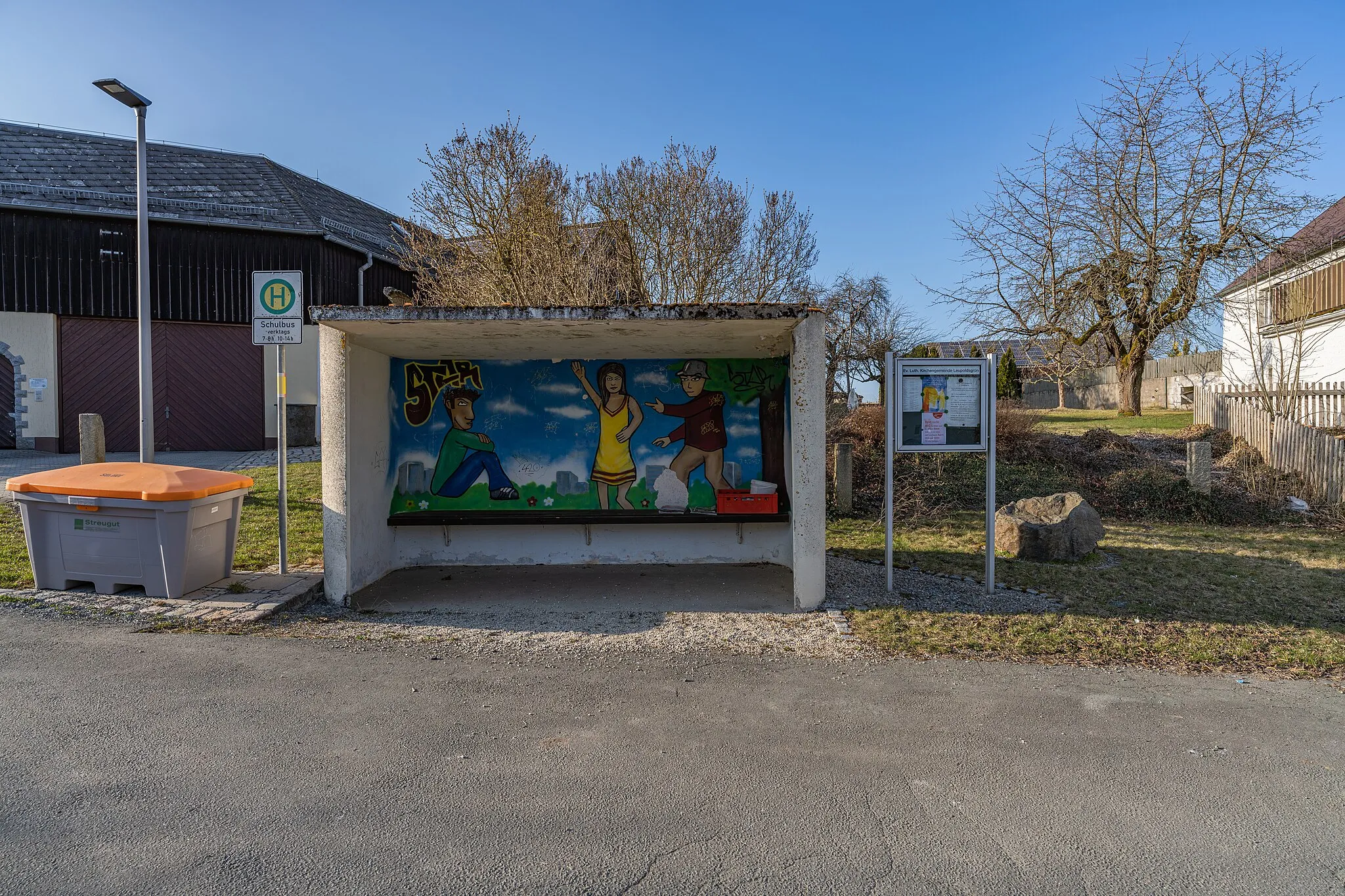 Photo showing: Village center of Epplas in Hof (Saale). Here you can see the bus stop with gravel container (left) and information board (right). On the left in the background is the compost yard.
