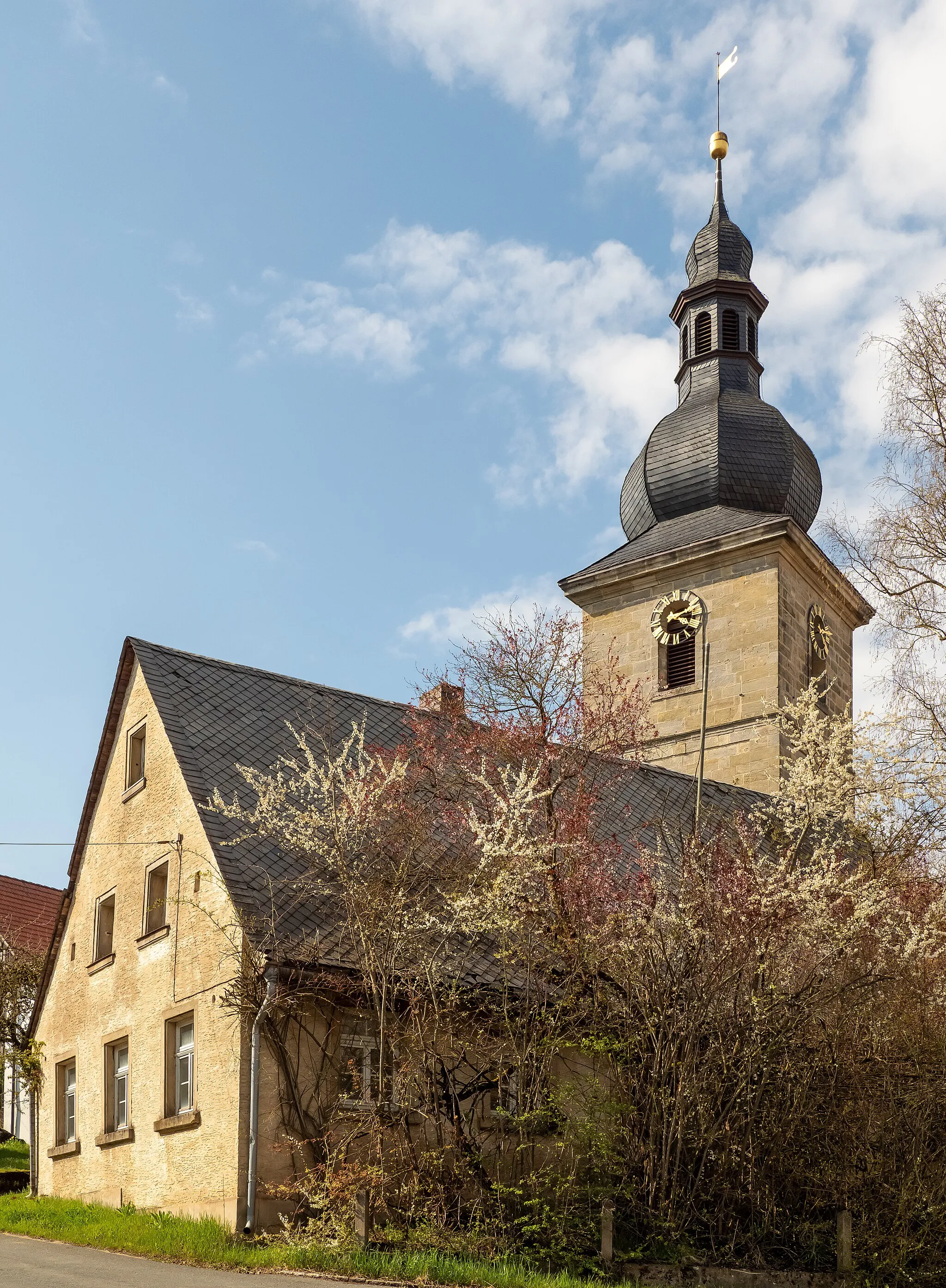 Photo showing: Former schoolhouse in front of the church in Alladorf in Franconian Switzerland
