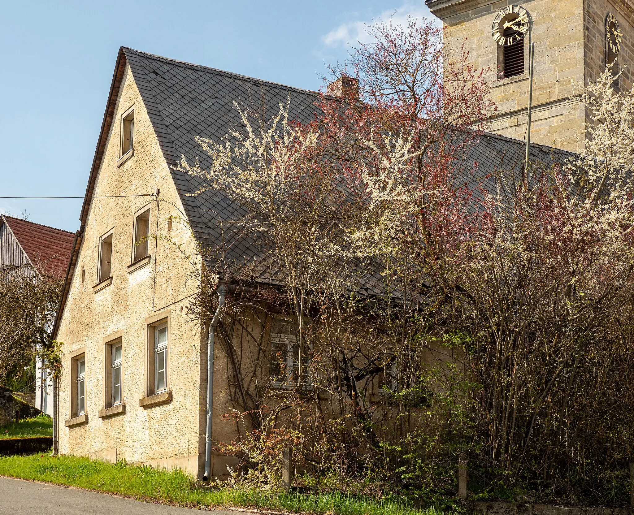 Photo showing: Former schoolhouse in front of the church in Alladorf in Franconian Switzerland