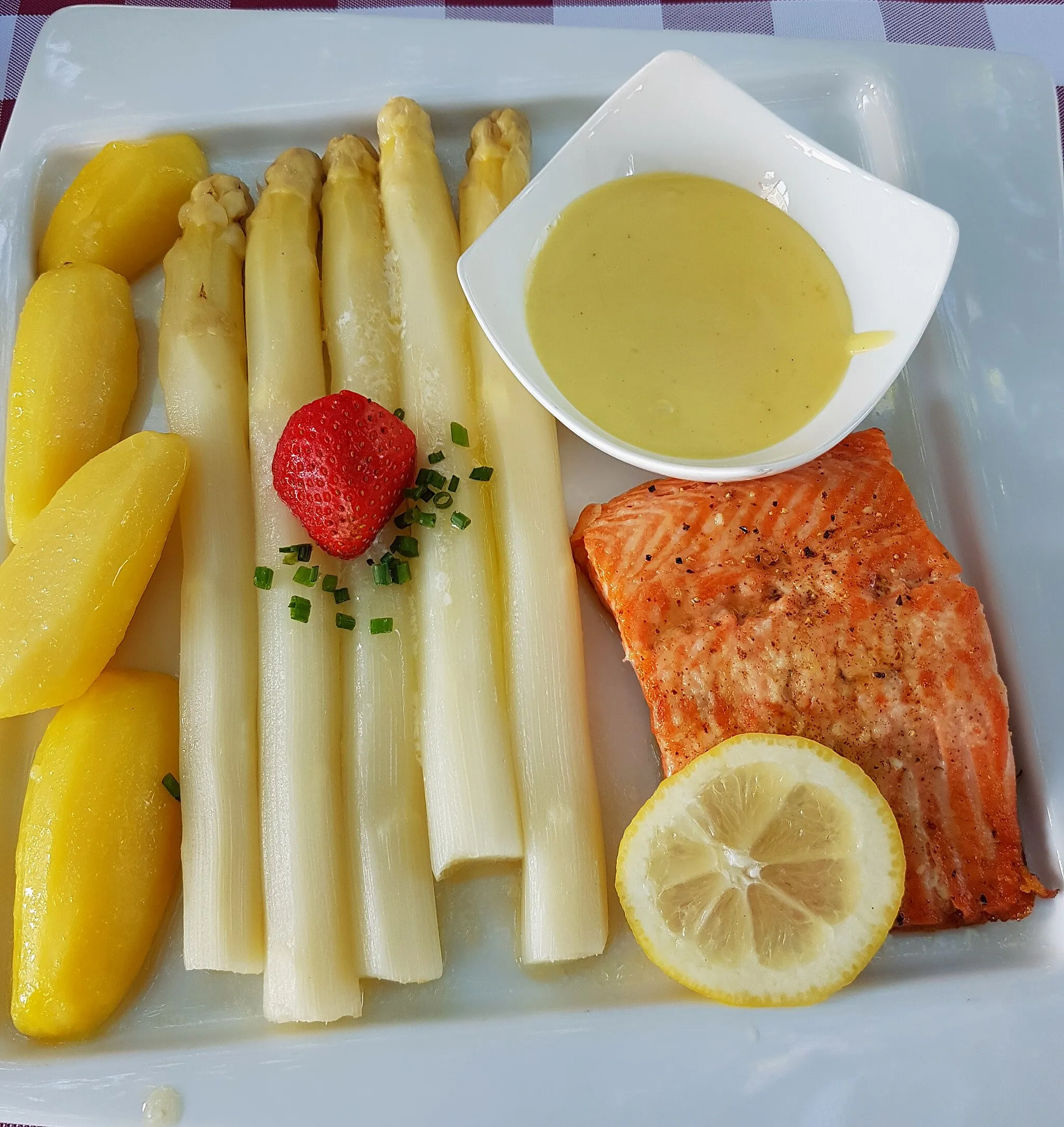 Photo showing: Asparagus with fried salmon and boiled potatoes as a side dish with sauce hollandaise. Photographed in the Schweizerhof Kulmbach.