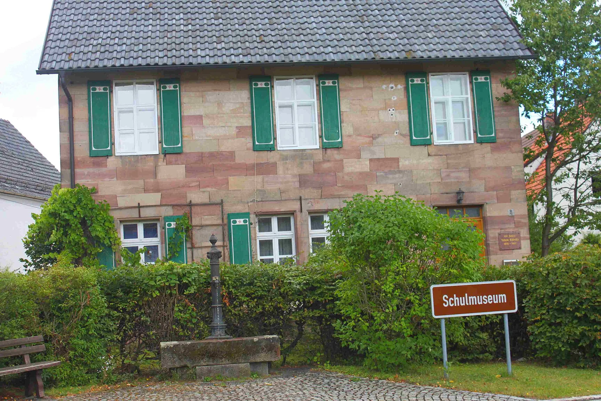 Photo showing: Das Dorfschulmuseum zeigt auf zwei Stockwerken Lehr- und Lernmittel, Geräte, Bücher, Sammlungen und Präparate, wie sie früher in Dorfschulen üblich waren