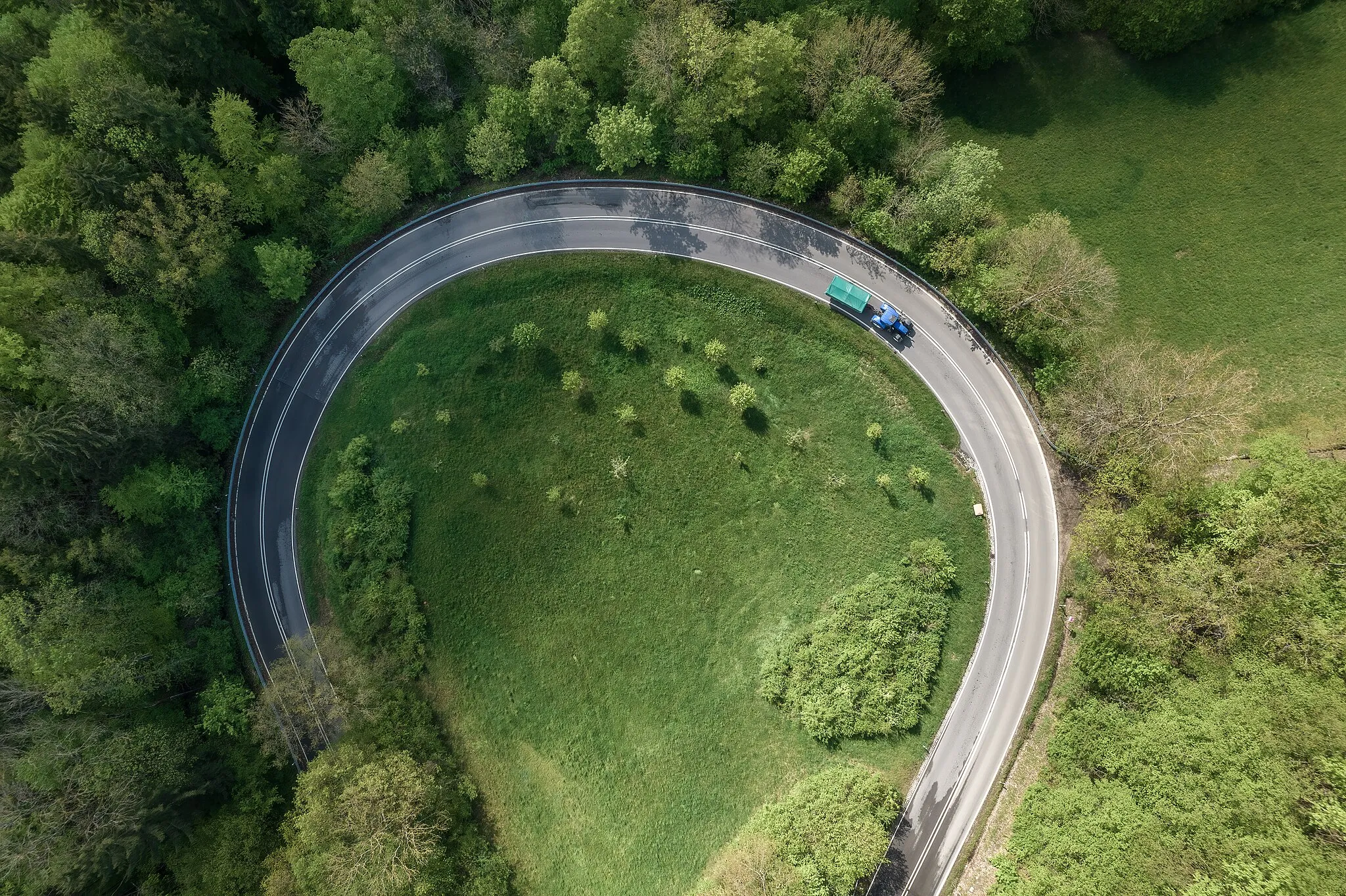 Photo showing: Aerial view of a curve at Würgauer Berg