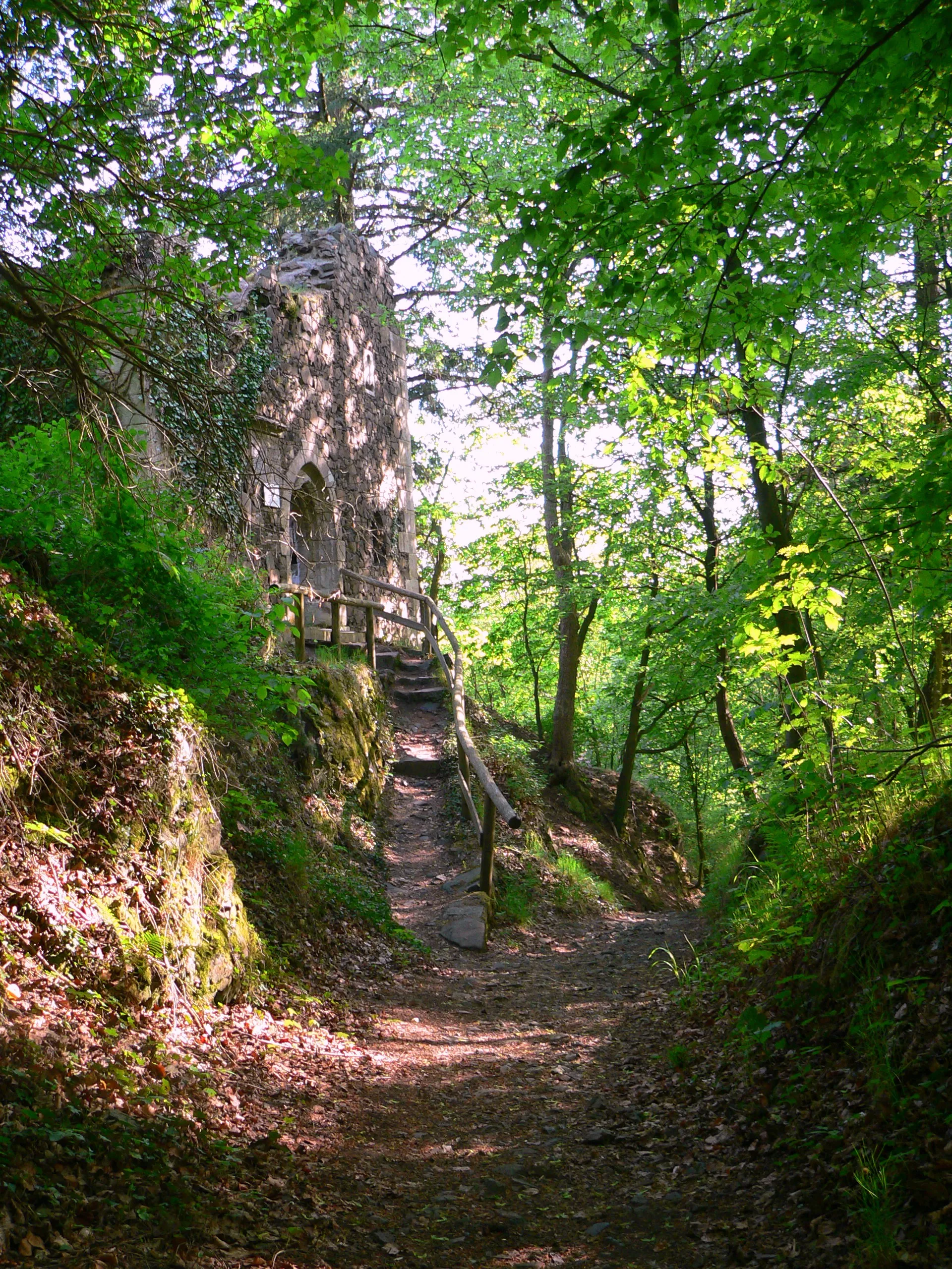 Photo showing: Ansicht der Ruine der Marienkapelle in Bad Berneck. Direkt darunter verläuft die (etwas verstürtzte) Altstrasse via imperii