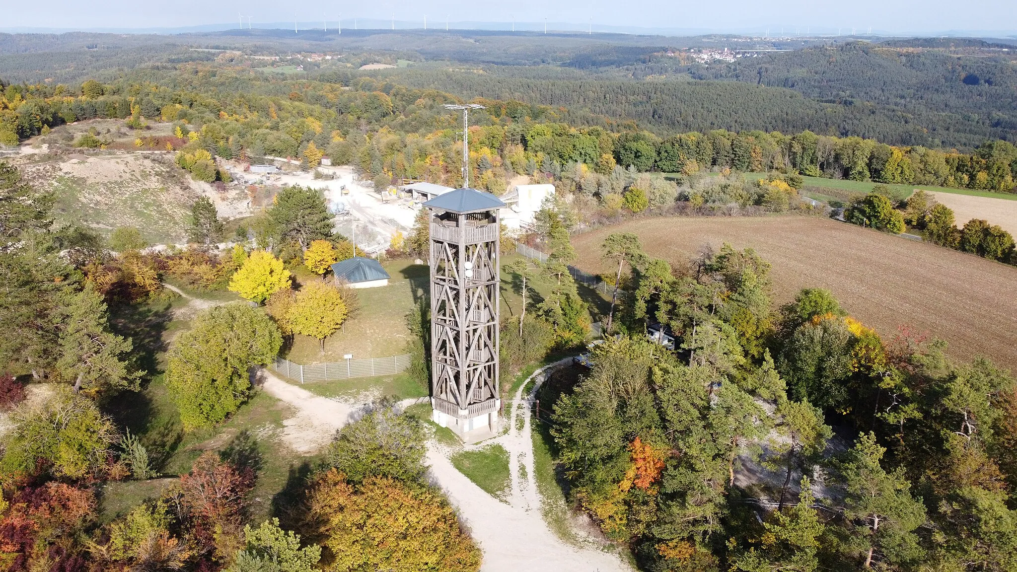 Photo showing: Luftbild des Aussichtsturmes Hohenmirsberger Platte (Oktober 2022)