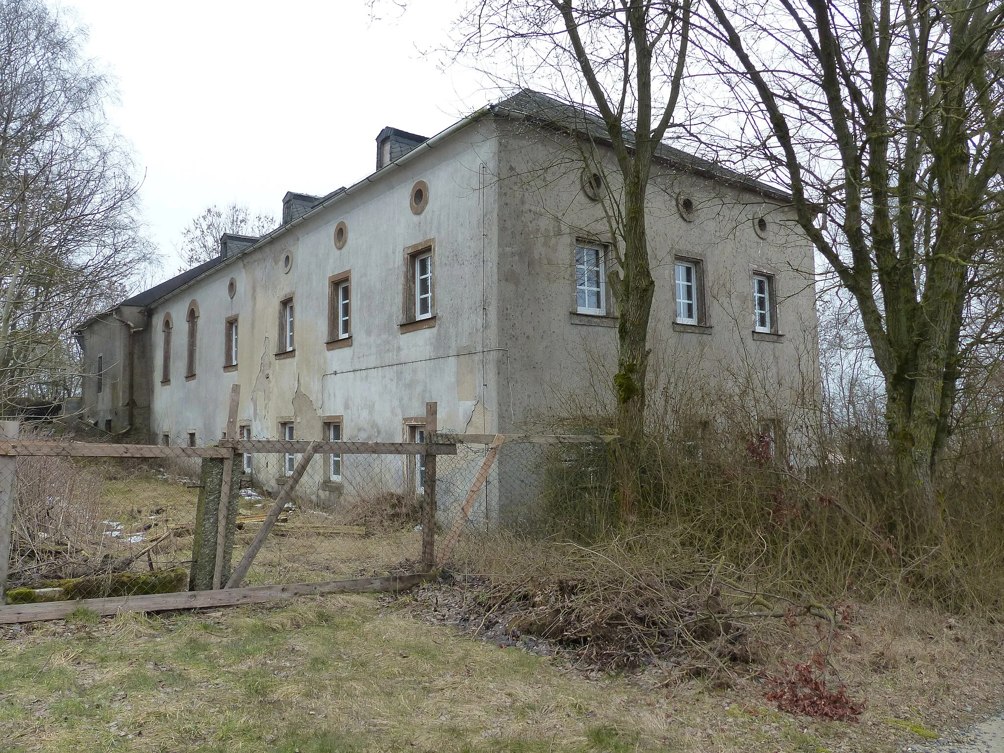 Photo showing: Bauwerk an der Hauptstraße in Raumetengrün