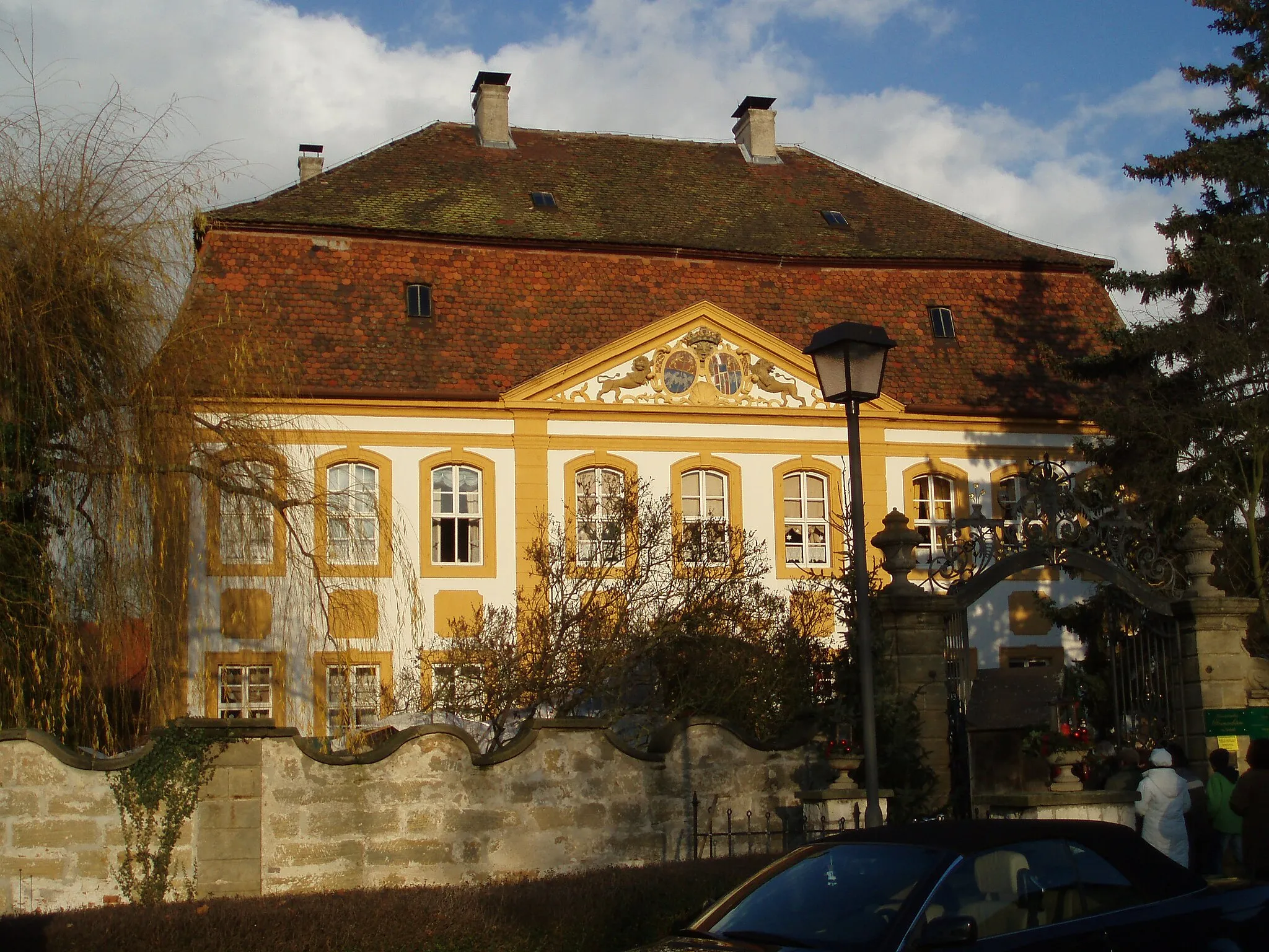 Photo showing: Schloss Unterleiterbach, Gemeinde Zapfendorf (Oberfranken), Fassade mit (optisch) links Wappen Brockdorff, rechts Wappen gespalten Schaumberg/Brockdoff