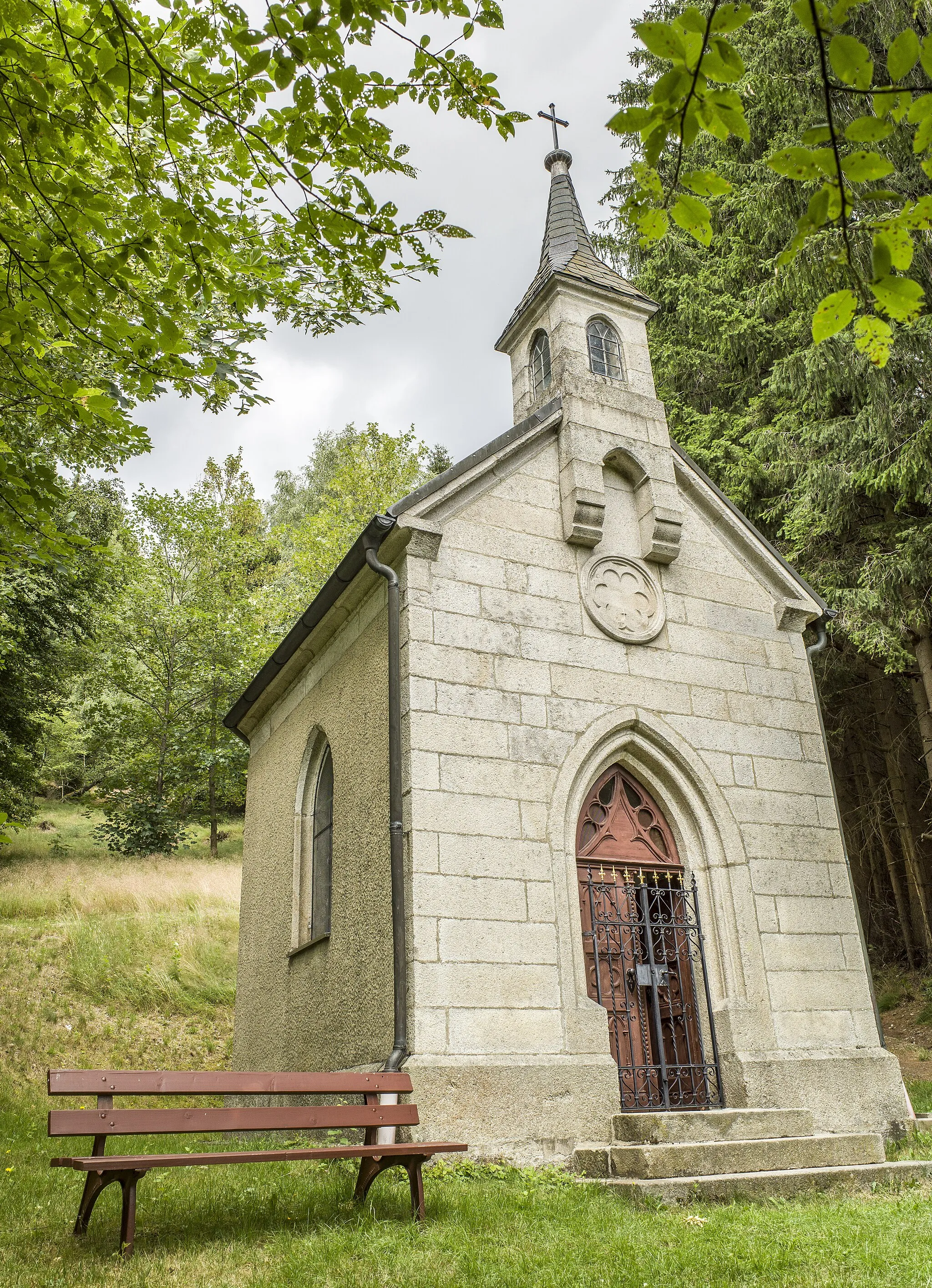 Photo showing: Privatkapelle bei Oberwarmensteinach, Walmdachbau aus Granitquadern mit Glockenreiter, neugotisch, zweite Hälfte 19. Jahrhundert