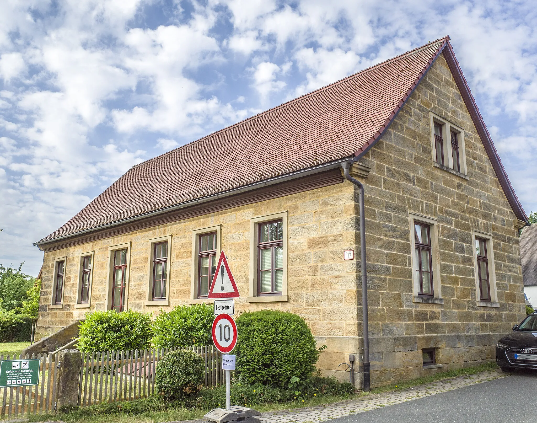 Photo showing: Ehemaliges Pfarrhaus, eingeschossiger Satteldachbau, Sandsteinquader, Mitte 19. Jahrhundert
