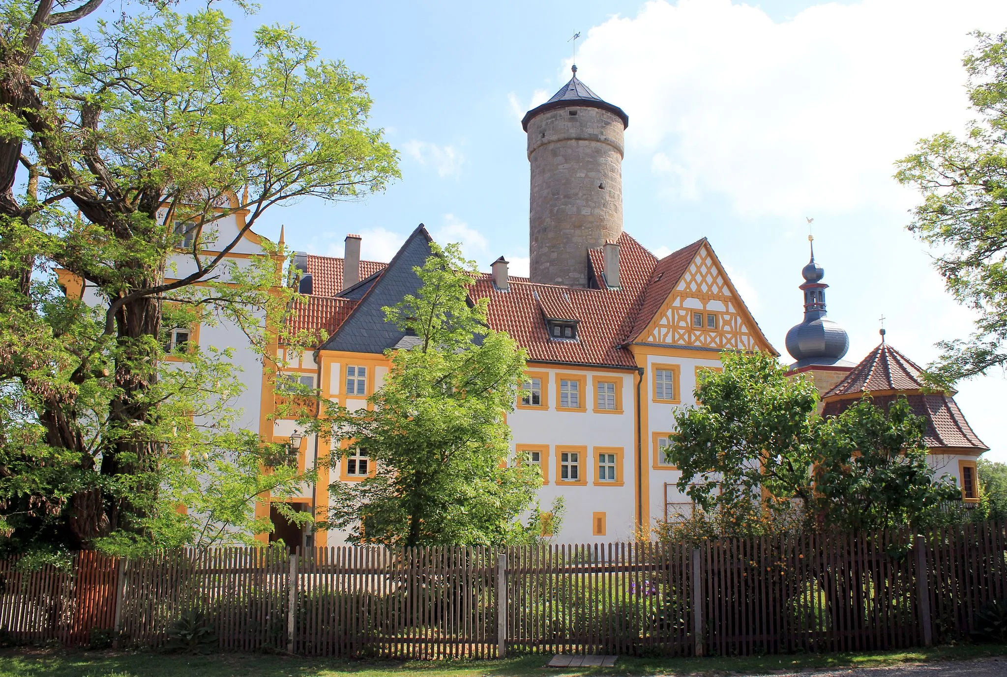 Photo showing: Blick auf den Südwestflügel des Schloss Strössendorf; gut zu Erkennen der Bergfried im Hintergrund