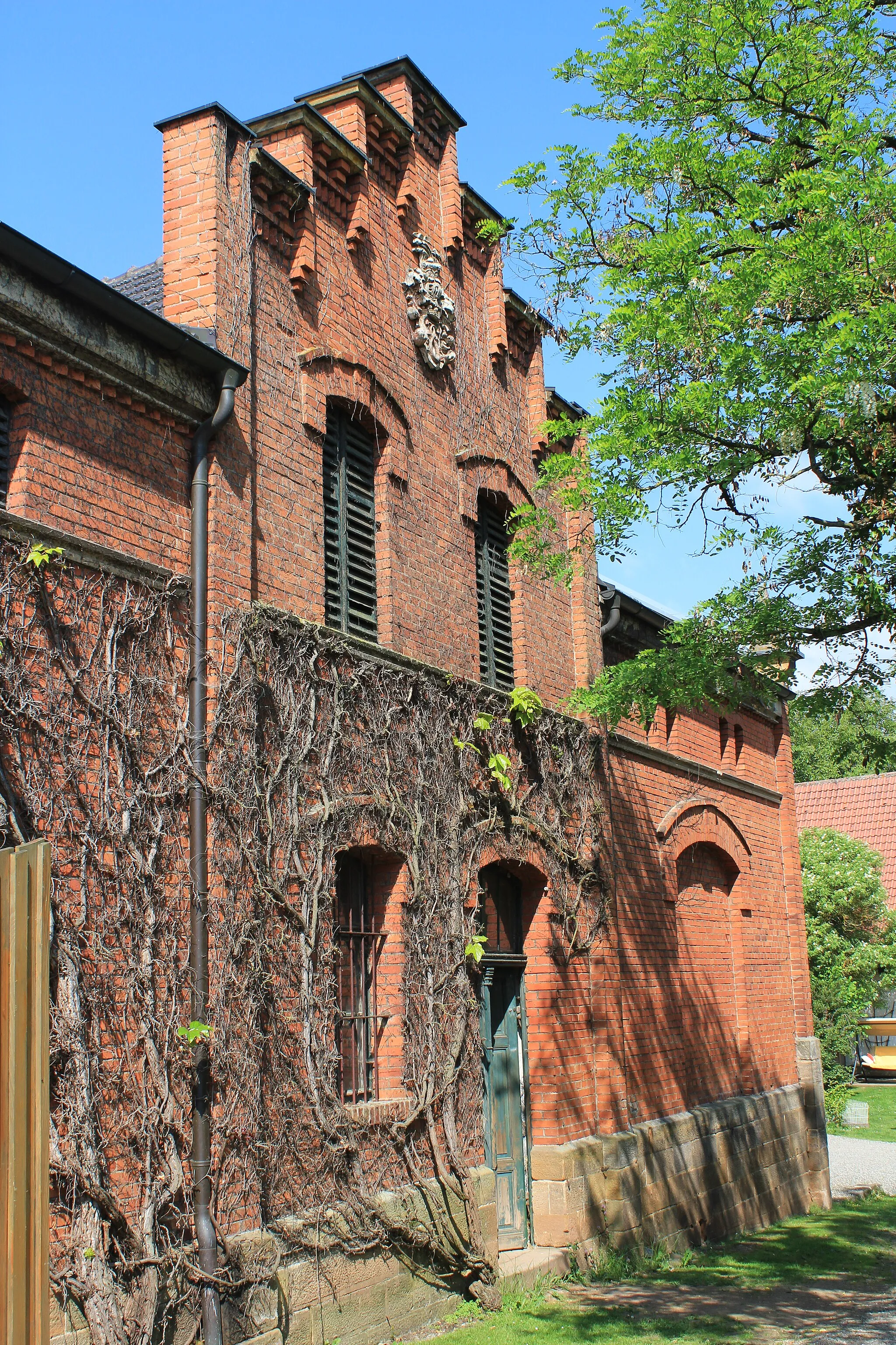 Photo showing: Die Ziegelsteinerne Scheune im Ökonomiehof des Schloss Strössendorf