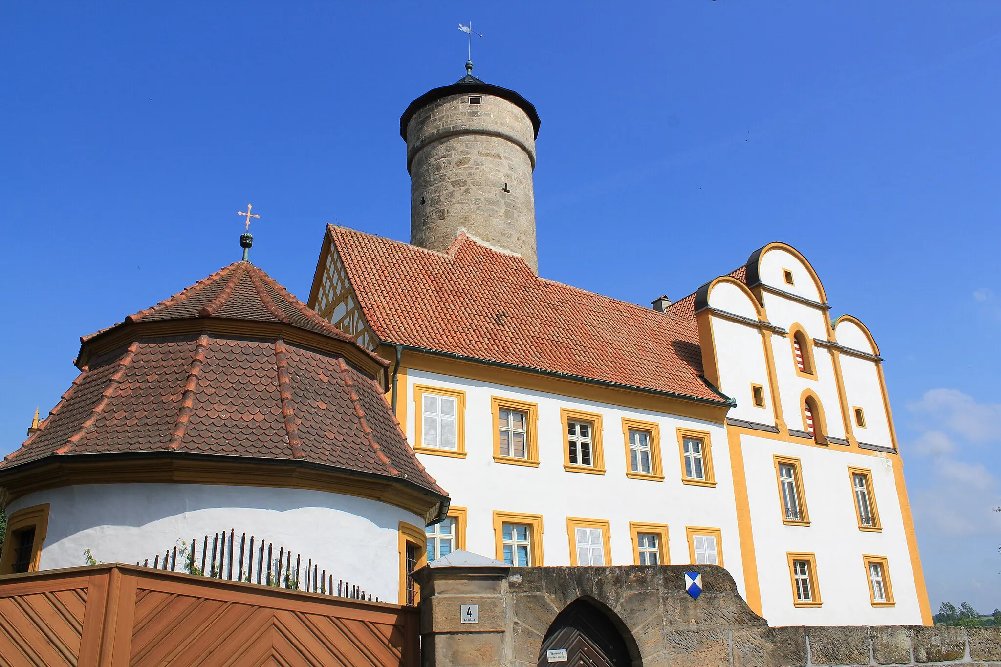 Photo showing: Blick auf den Südostflügel des Schloss Strössendorf, Gut zu erkennen der Bergfired und links die katholische Kapelle