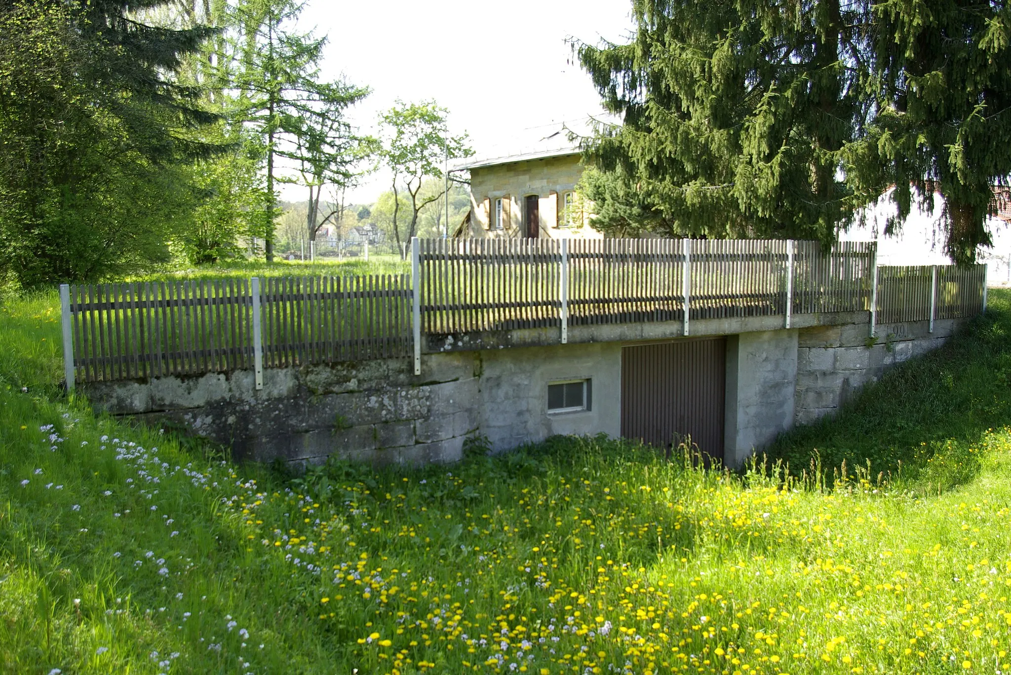 Photo showing: Oberhaupt der Schleuse 99 des Ludwig-Donau-Main-Kanals in Bamberger Stadtteil Bughof. Die ehemalige Schleusenkammer dient heute als Lagerraum.