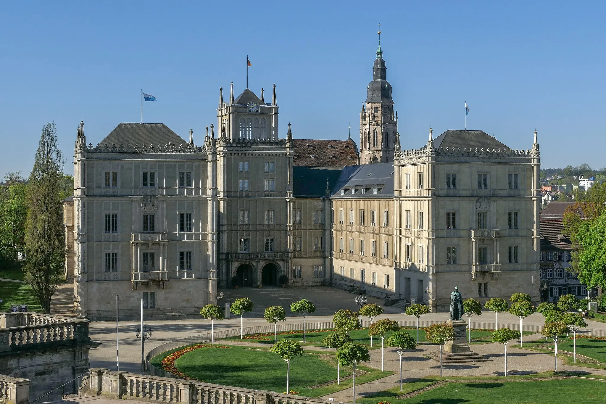 Photo showing: Schloss Ehrenburg Nordseite mit Schlossplatz