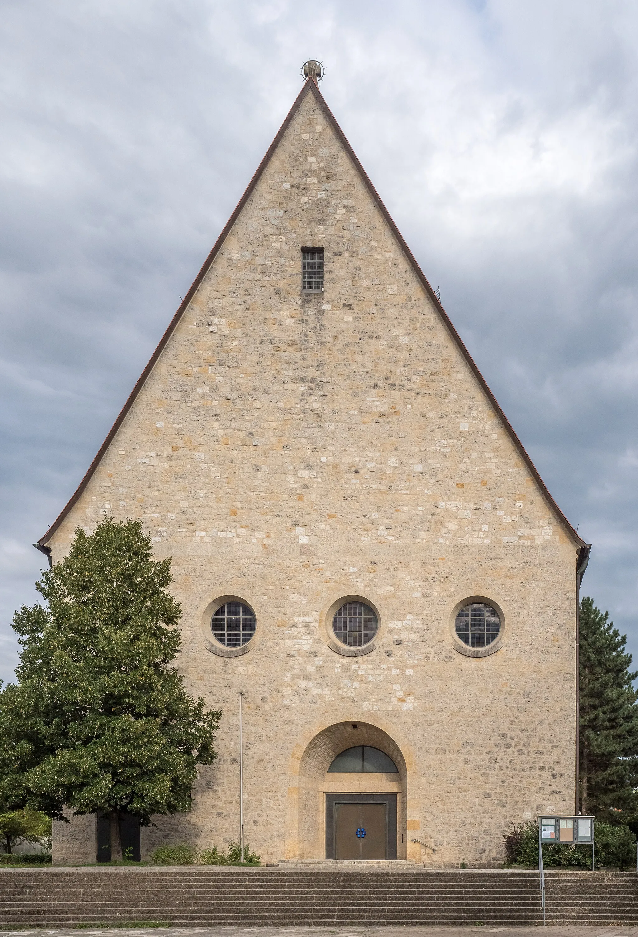 Photo showing: Entrance portal of the Catholic parish church St. Kunigung in Bamberg - Gartenstadt