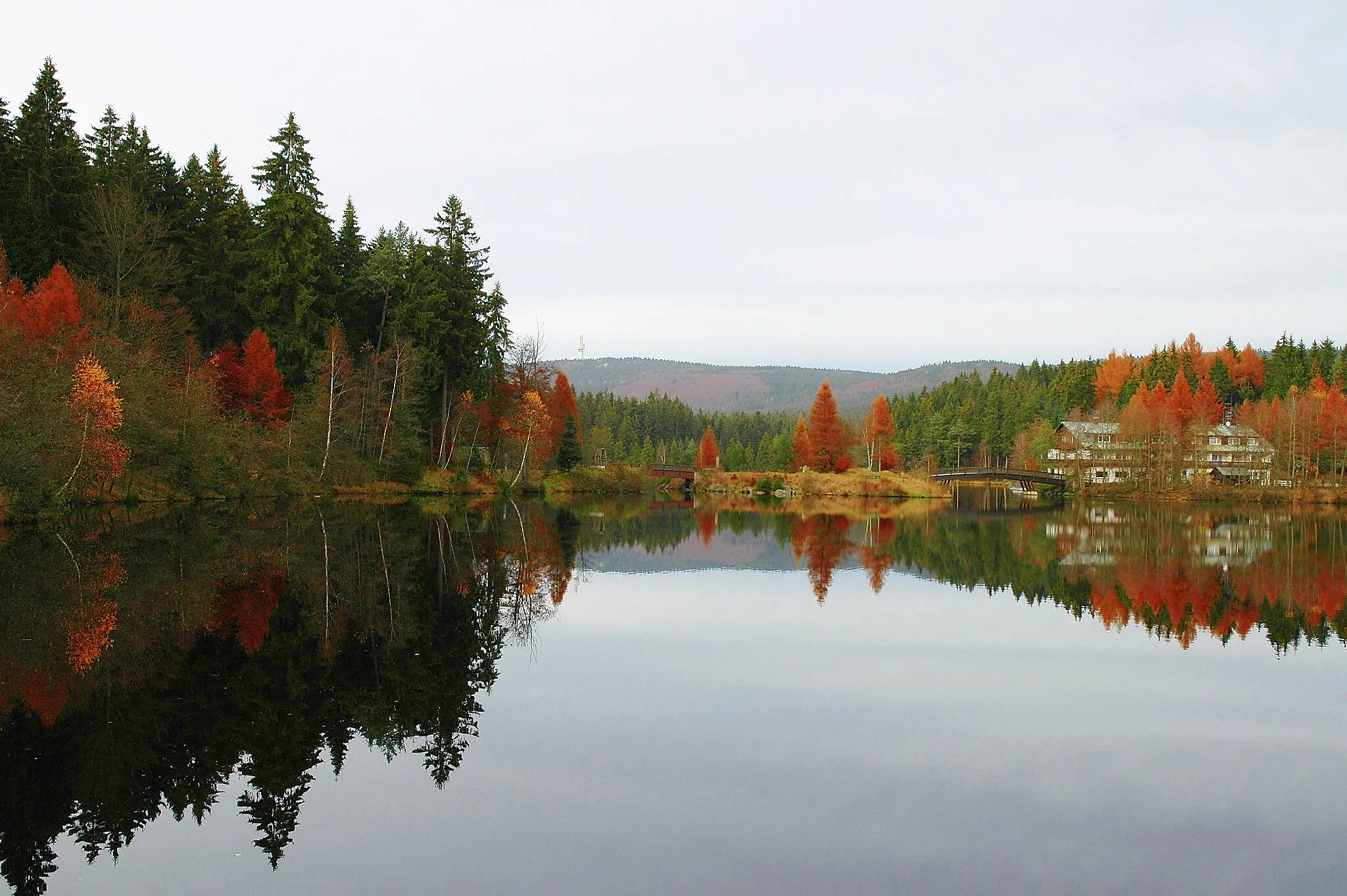 Photo showing: autumn view over the German / Bavarian lake "Fichtelsee" (from south)