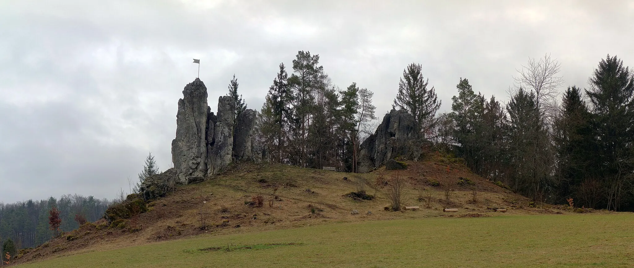 Photo showing: A panorama of the Drei Zinnen (three merlons), on a hill near Großenohe, a vilage of Hilpoltstein in northern Bavaria.