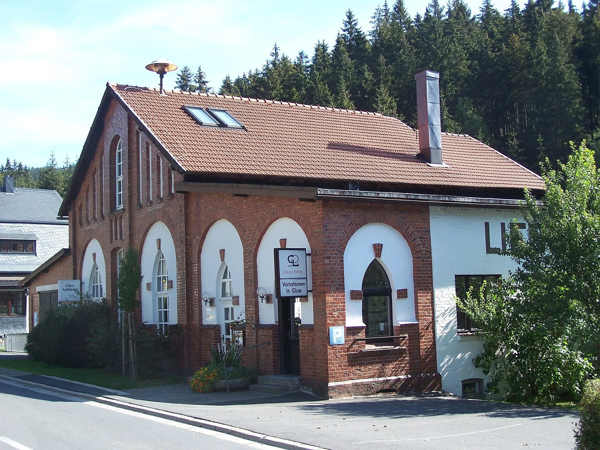 Photo showing: Die ehemalige Gasanstalt im Ortsteil Schneidemühle ist heute ein Cafè mit Glasbläserschauvorführungen.