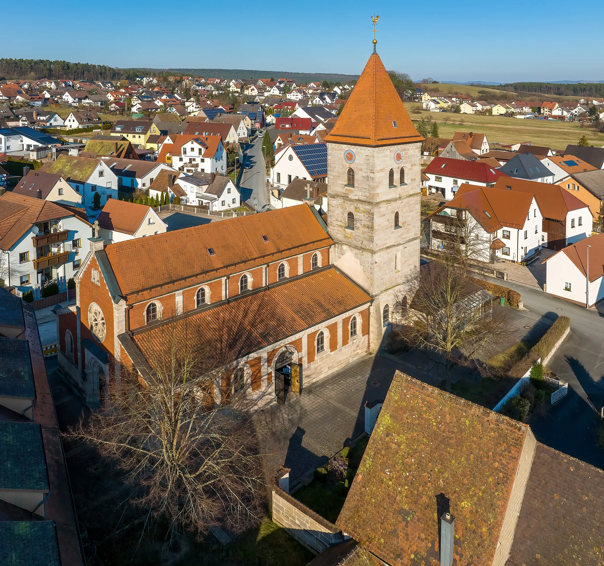 Photo showing: St. Michael's Catholic Parish Church in Heroldsbach, aerial view.