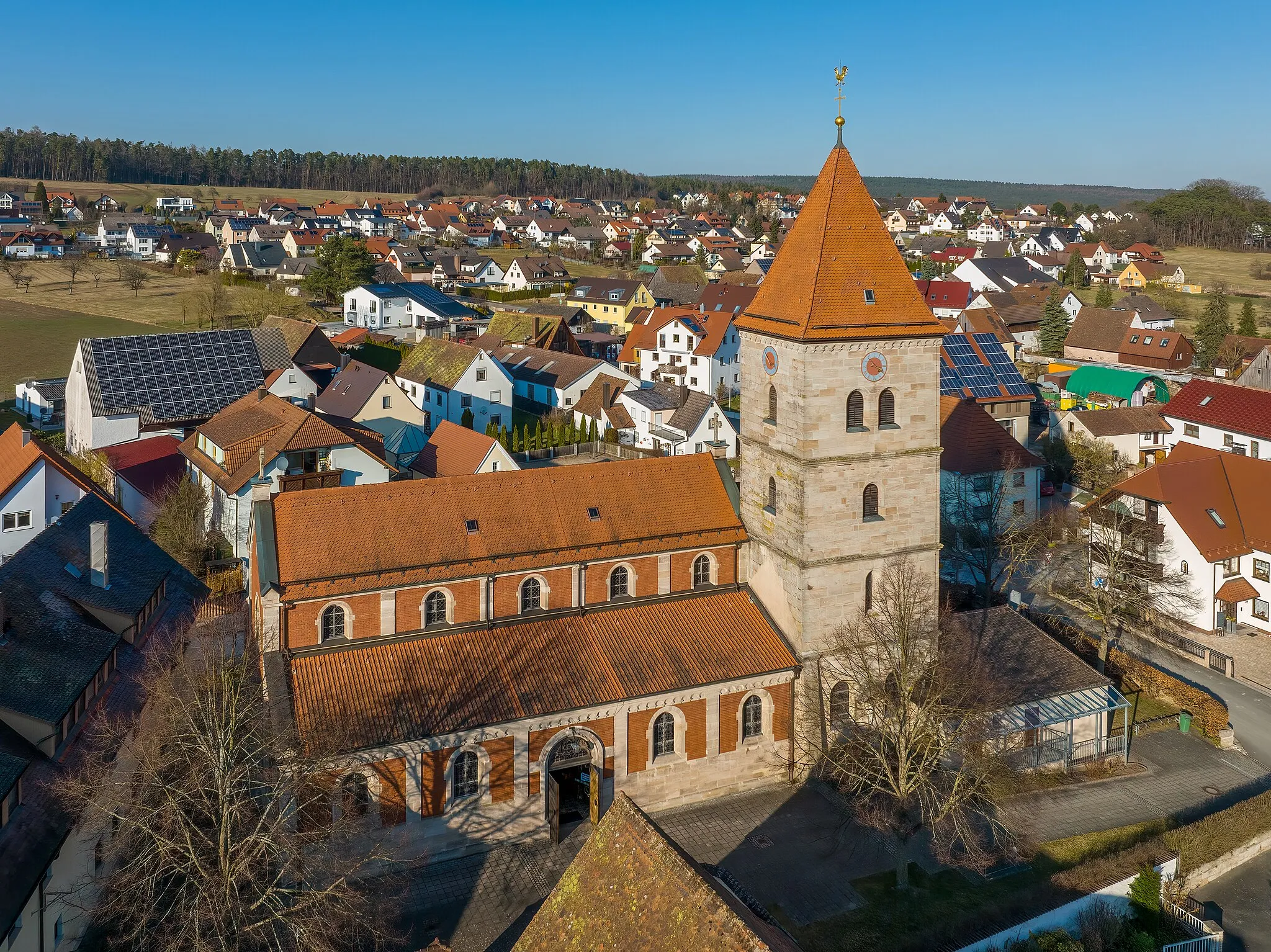 Photo showing: St. Michael's Catholic Parish Church in Heroldsbach, aerial view.