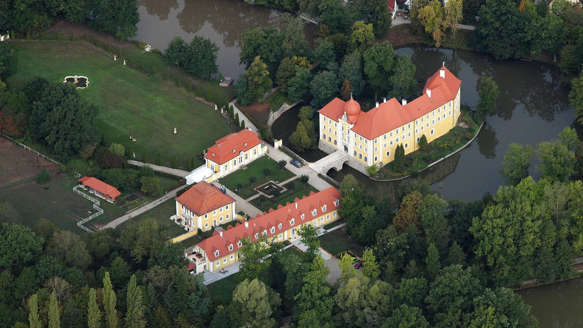 Photo showing: Schloss Thurn, Heroldsbach, Süd-Ost-Ansicht, Luftaufnahme (2015)