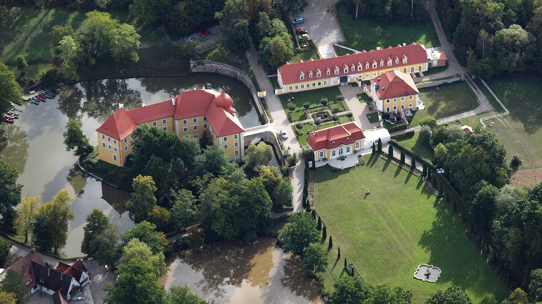 Photo showing: Schloss Thurn, Heroldsbach, West-Ansicht, Luftaufnahme (2015)