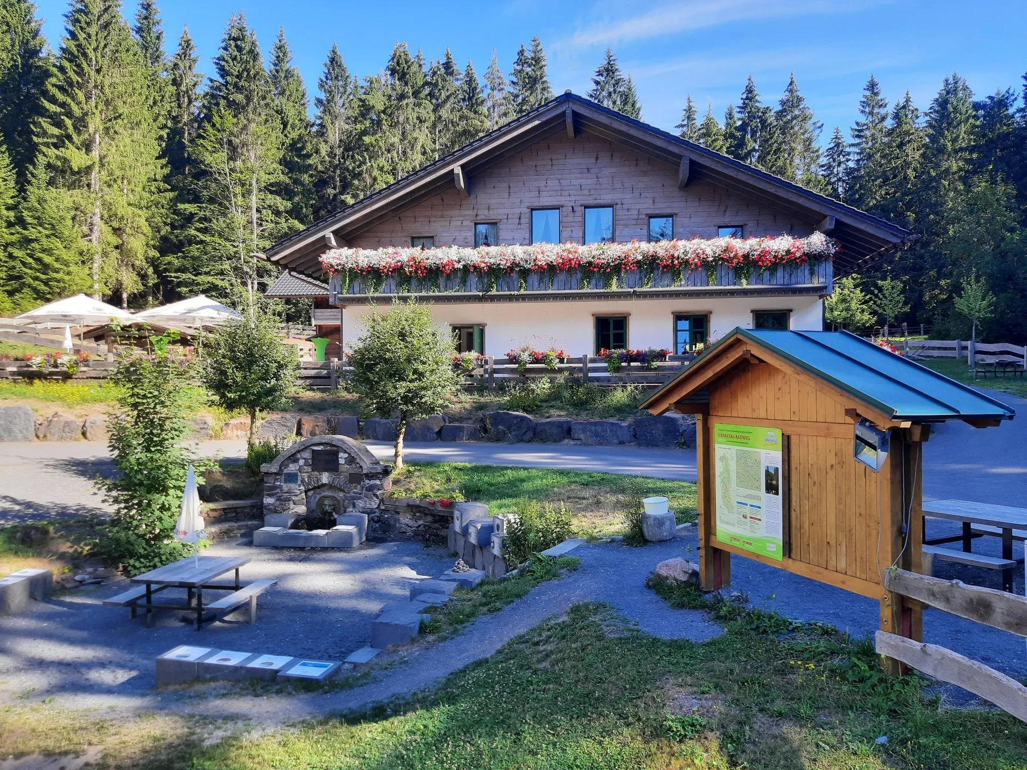 Photo showing: Werraquelle mit neuer  Werraquell-Hütte im August 2022.