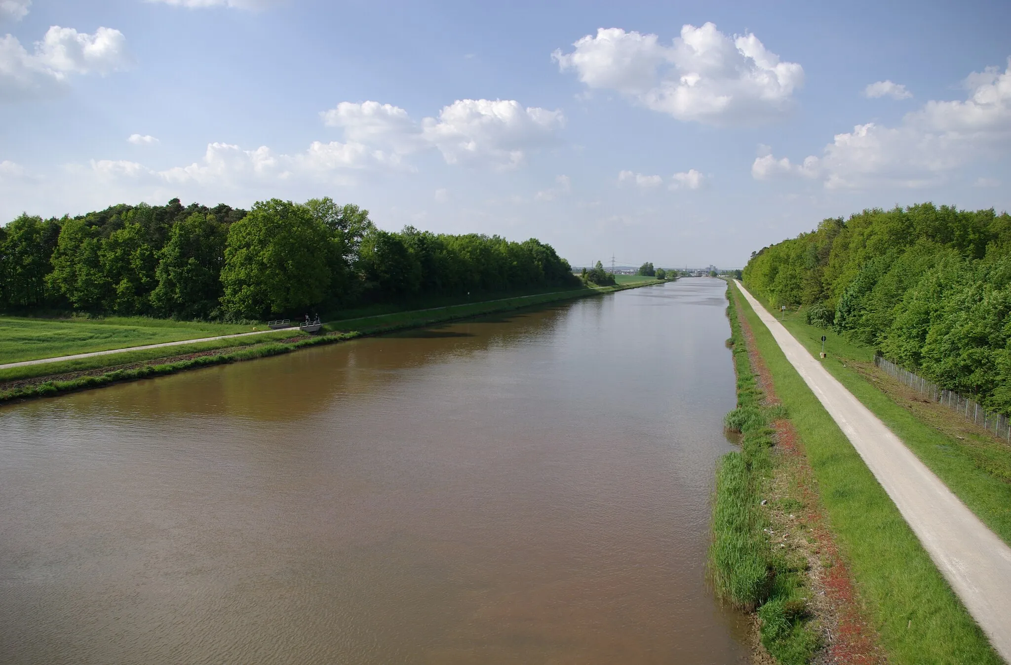 Photo showing: Der Main-Donau-Kanal bei Hüttendorf (Erlangen). Blick in Richtung Schleuse Kriegenbrunn.