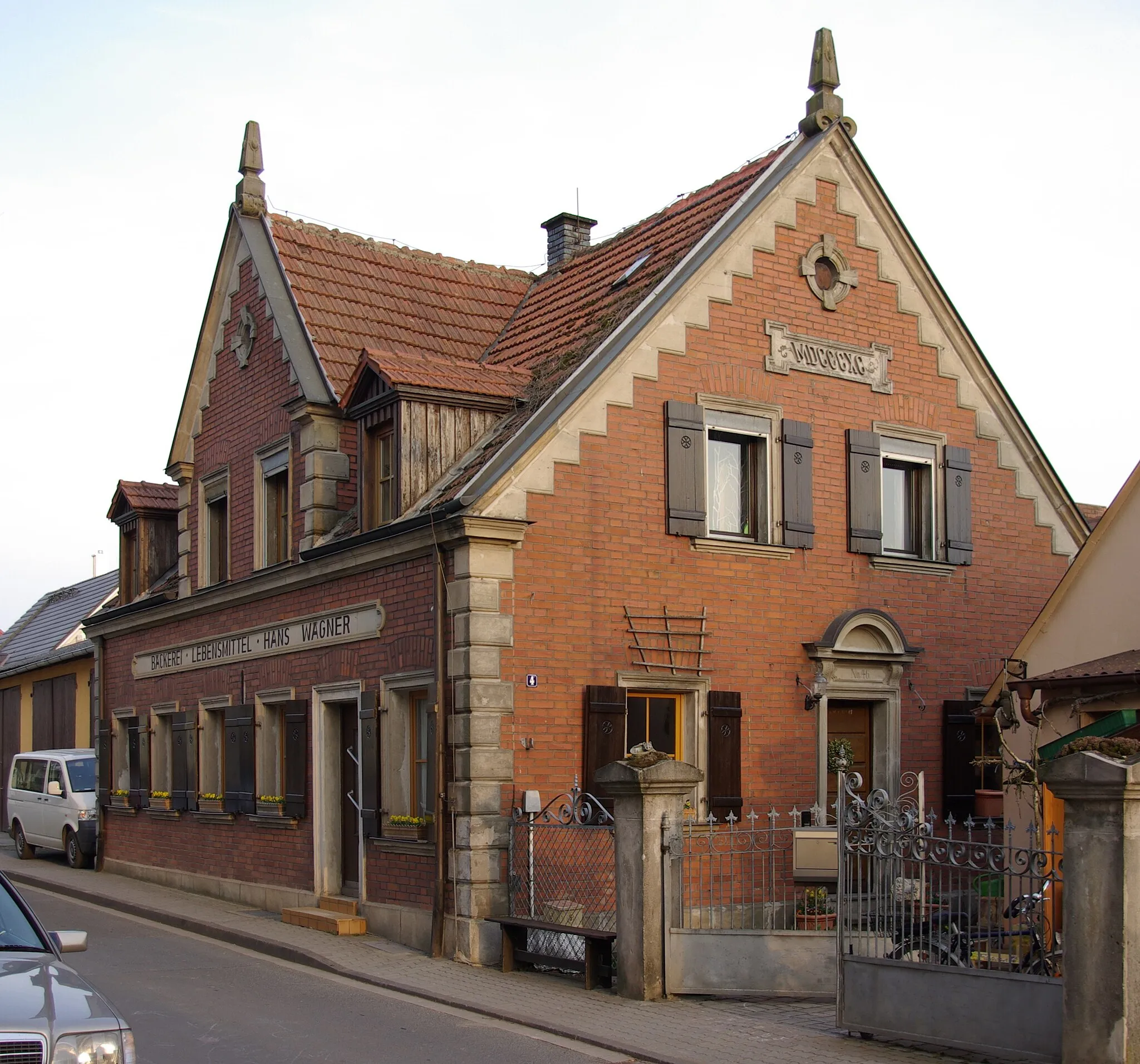 Photo showing: Ehemalige Bäckerei und Lebensmittelladen Hans Wagner, Backsteinhaus aus dem Jahr 1910 im Erlanger Stadtteil Hüttendorf