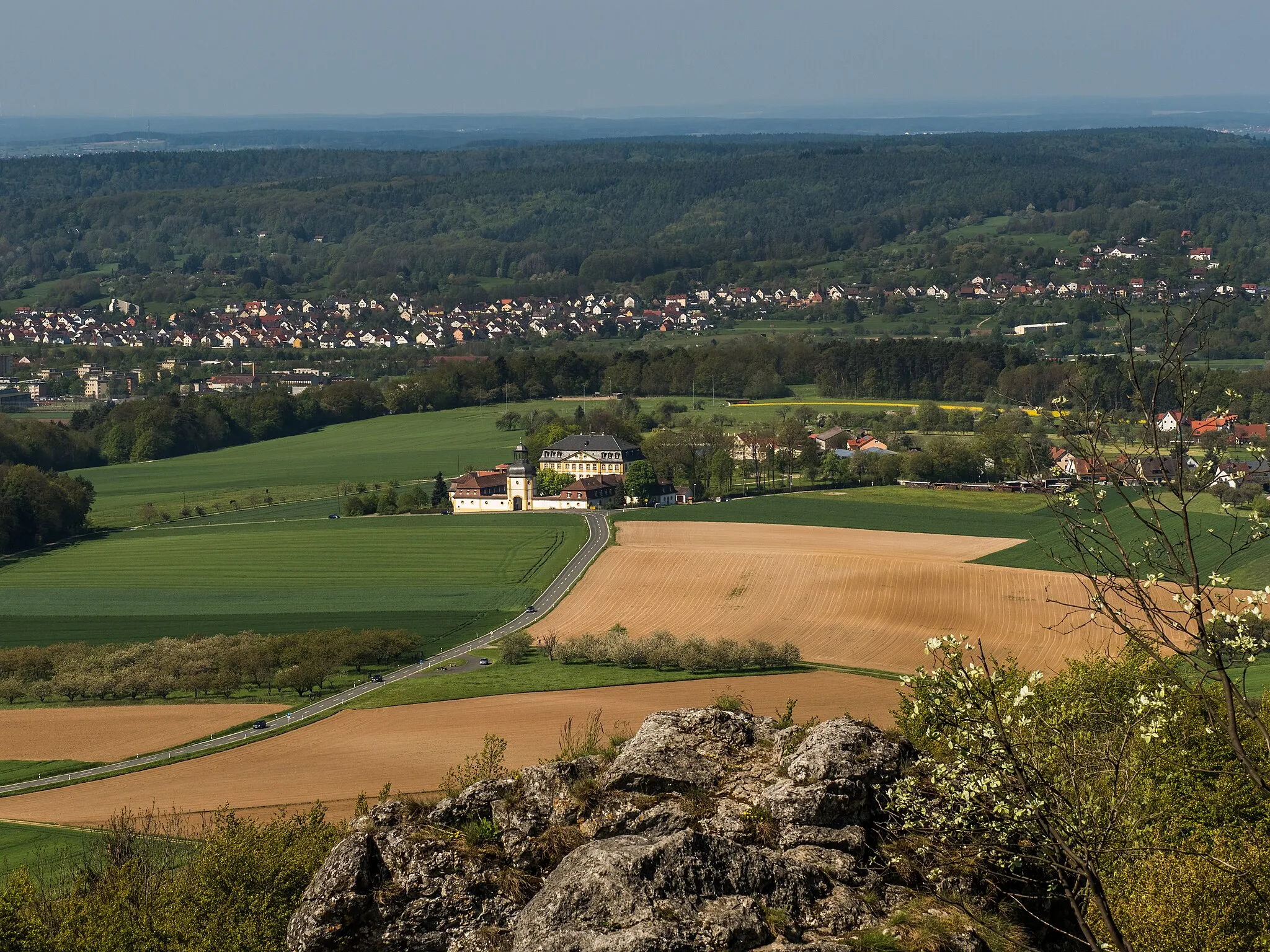 Photo showing: View from the Retterner Kanzel towards Forchheim. In the middle the Jägersburg is to be seen.