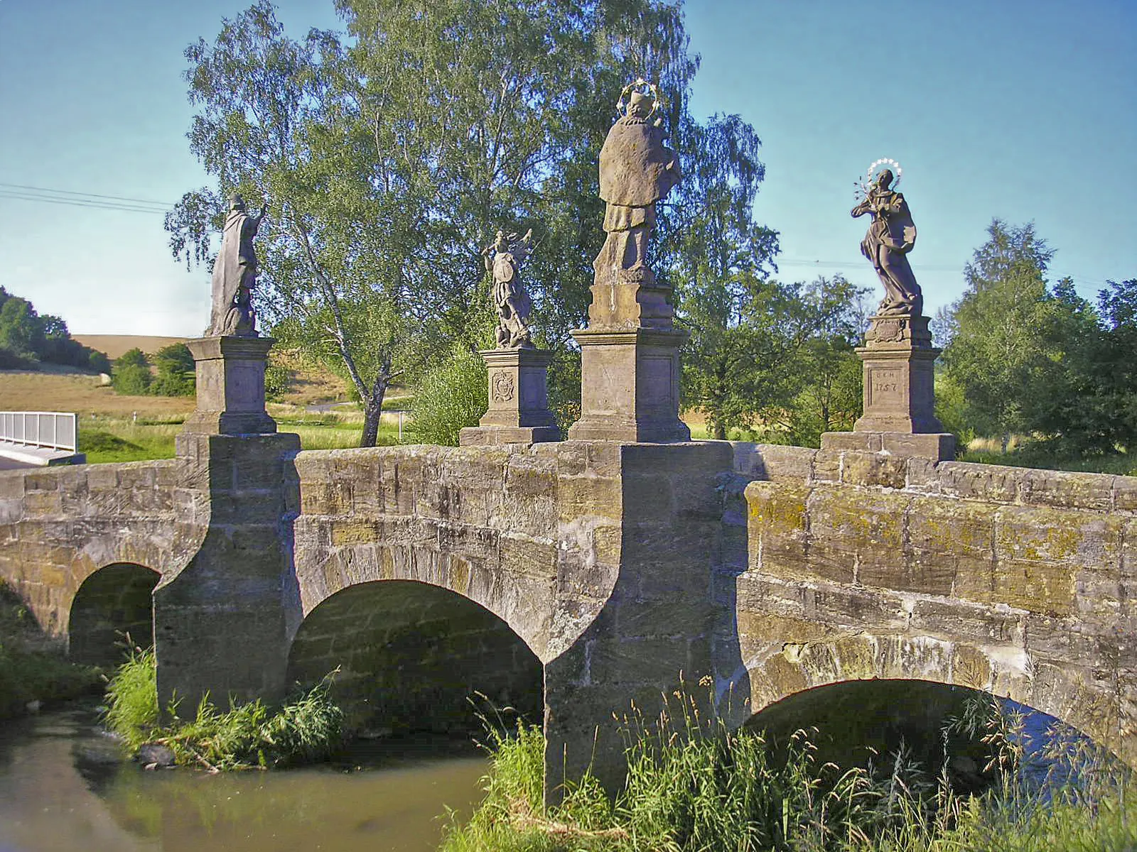 Photo showing: Frickendorf (Ebern, Landkreis Haßberge, Lower Franconia, Germany) Historic bridge over the river Baunach (1757). Total view