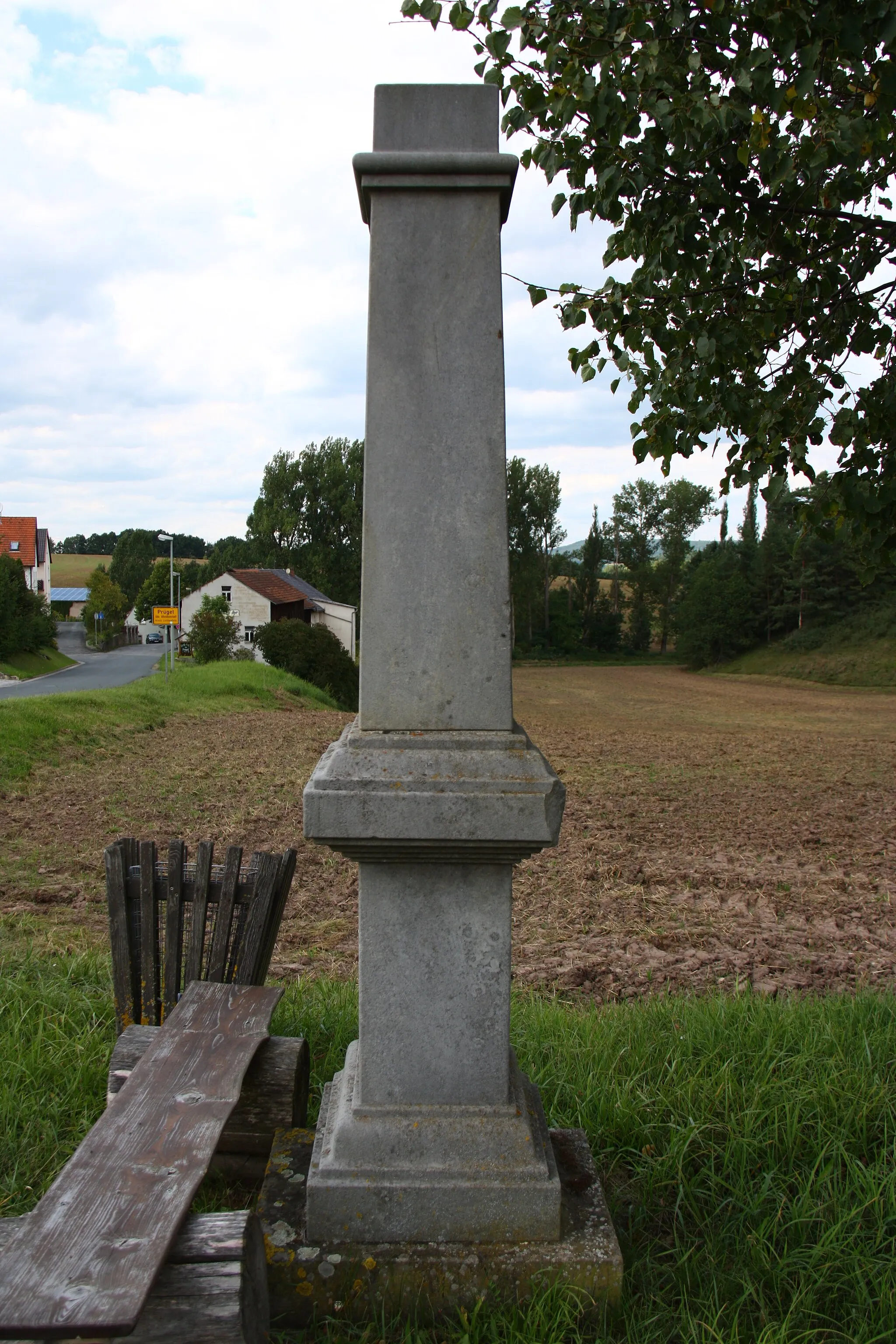 Photo showing: Sandsteinmarter an der Straße nach Maineck