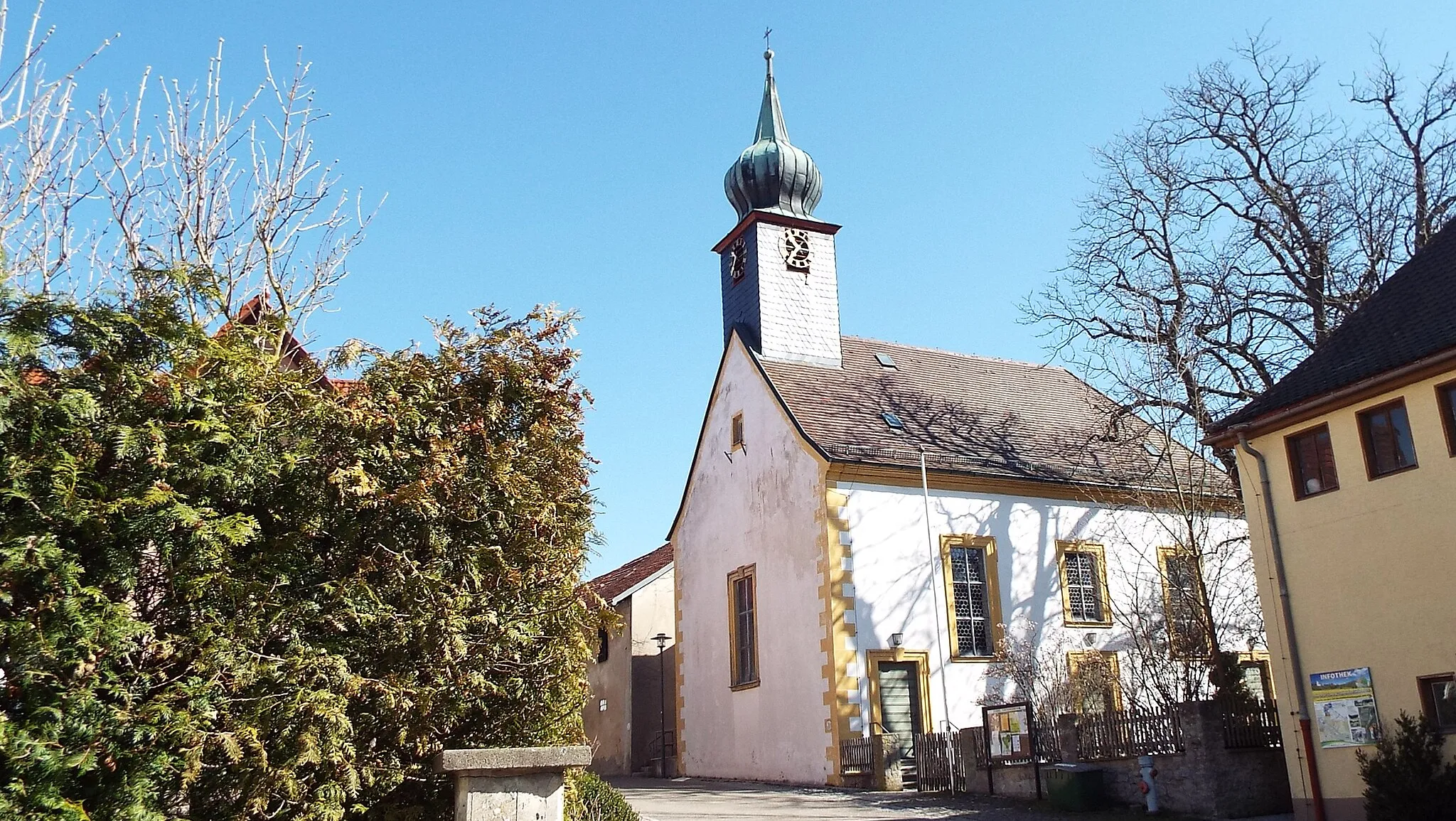 Photo showing: Baudenkmal:  	Evangelisch-lutherische Pfarrkirche Sankt Michael. Saalbau, Satteldach mit Giebelreiter, bezeichnet 1737, neubarock verändert; mit Ausstattung