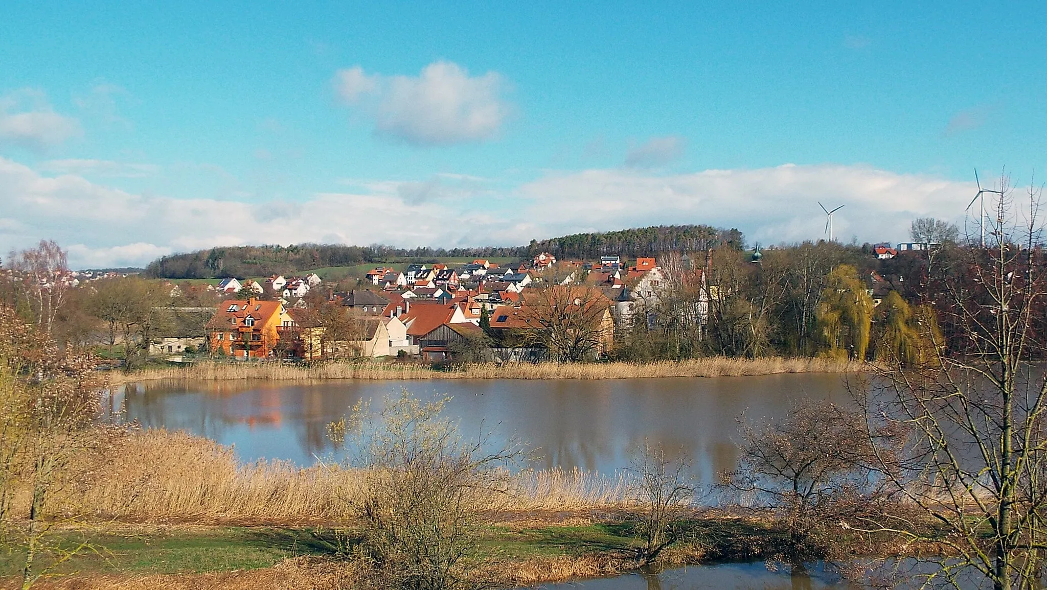 Photo showing: Trabelsdorf Ortsansicht: ehemals ein ritterschaftlicher Ort, dann bis 1978 eine selbständige Gemeinde, ist heute ein Ortsteil der Gemeinde Lisberg im Landkreis Bamberg. Der Sitz der Verwaltungsgemeinschaft Lisberg befindet sich im Schloss Trabelsdorf.