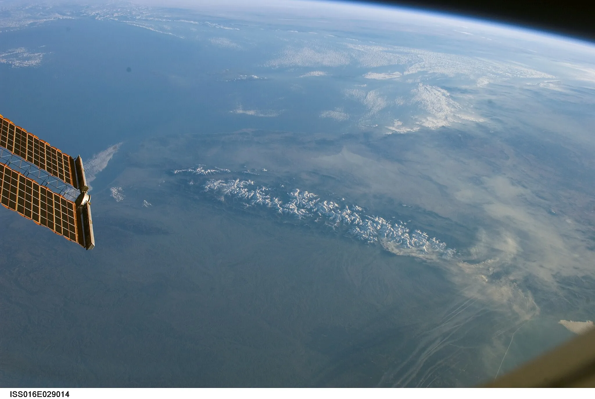 Photo showing: View of Earth taken during ISS Expedition 16.